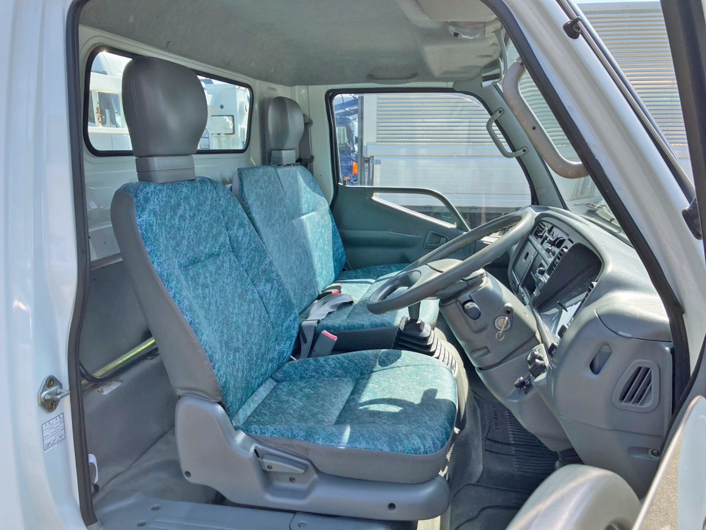 乗車定員は3名です。|三菱 キャンター KK-FF63EHY(2WD)の写真7