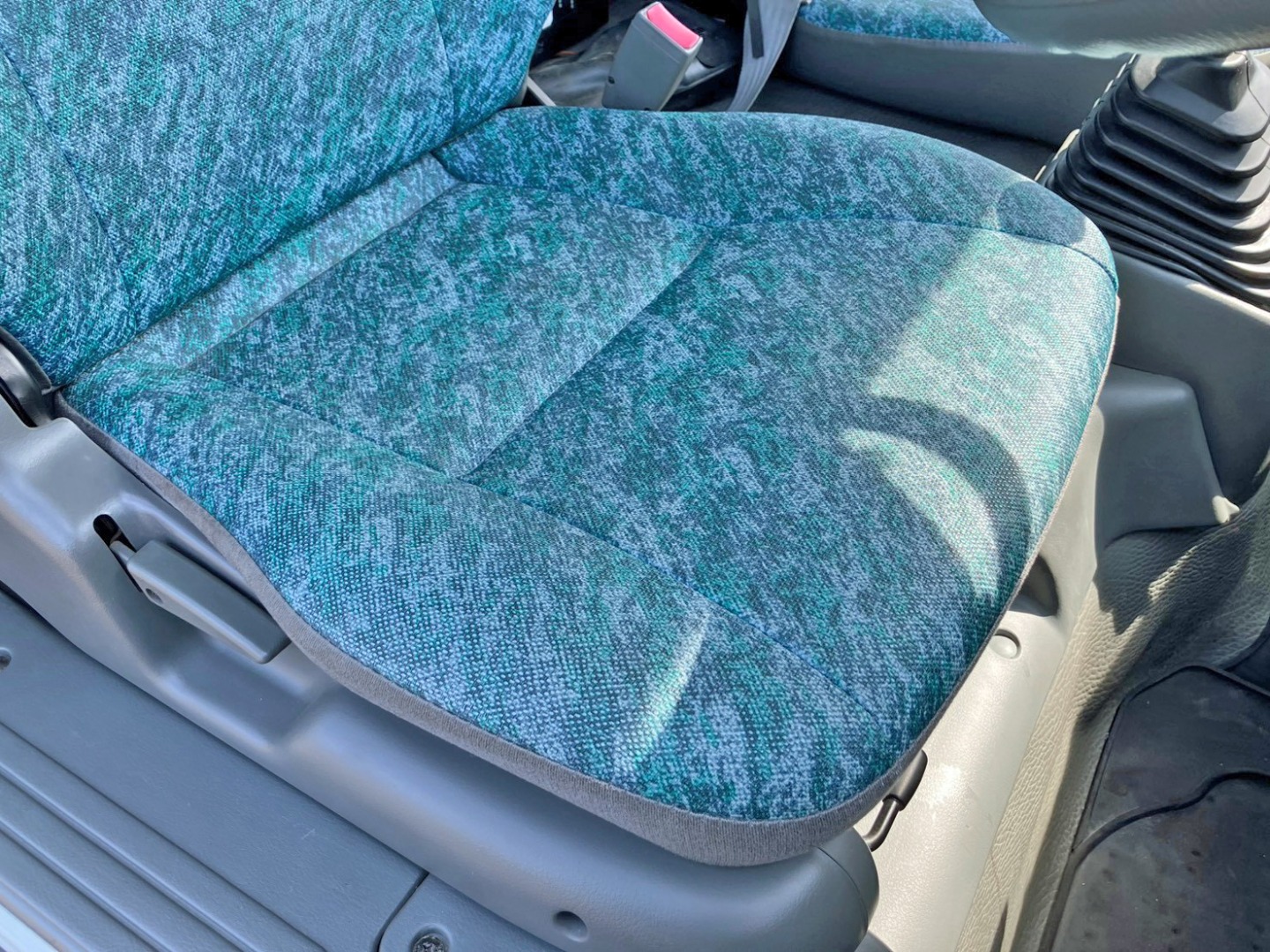 運転席座面にヘタリがあります。|三菱 キャンター KK-FF63EHY(2WD)の写真8