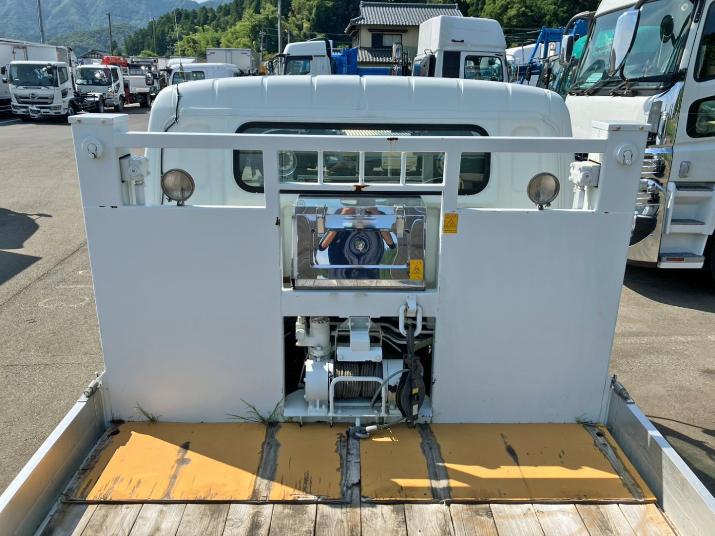 ウィンチ付きです。(中央にステンレス製の工具箱が付いています)|三菱 キャンター KK-FF63EHY(2WD)の写真13