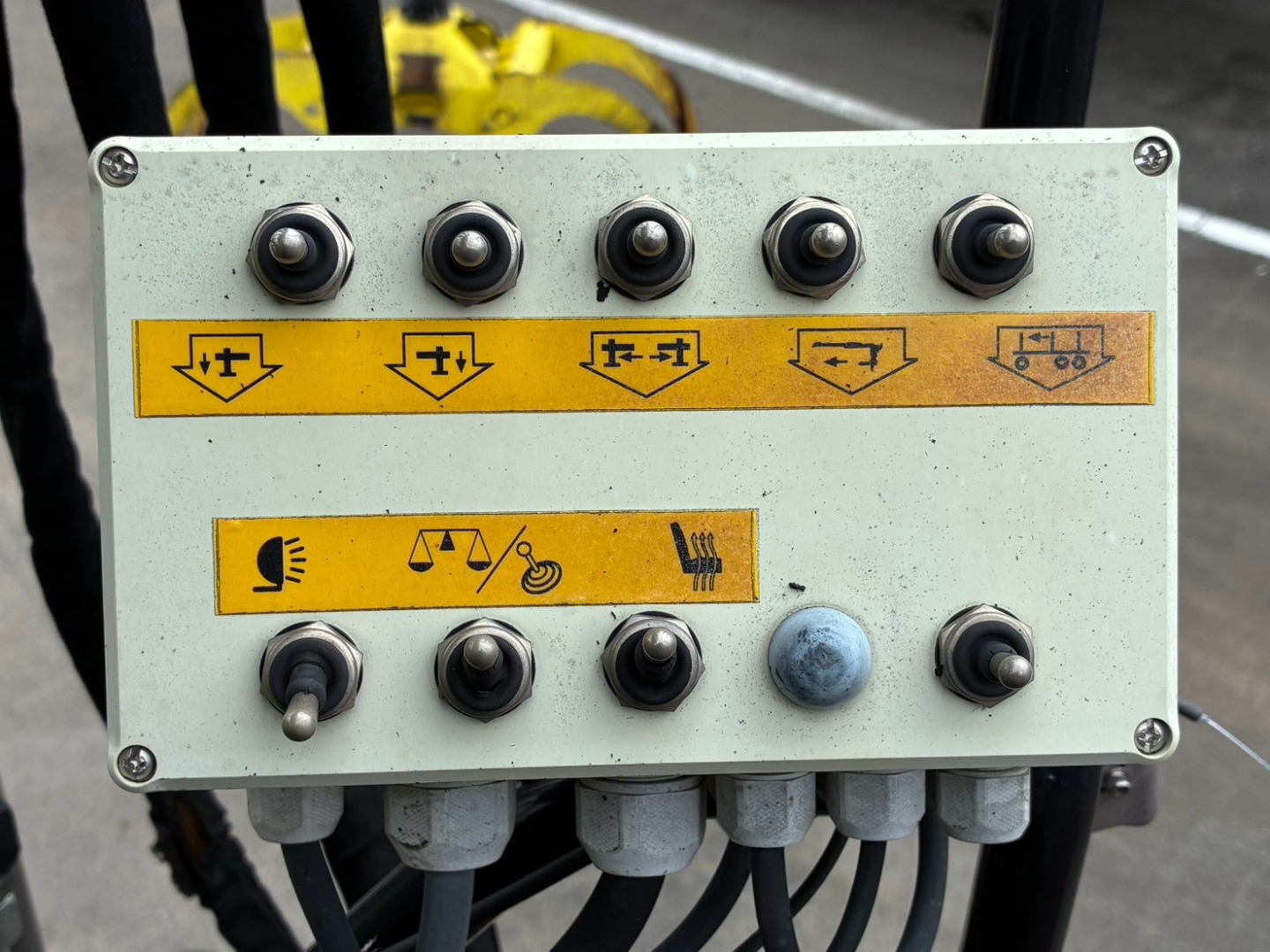 各種操作スイッチです。|いすゞ ギガ 2DG-CYZ52CVの写真13