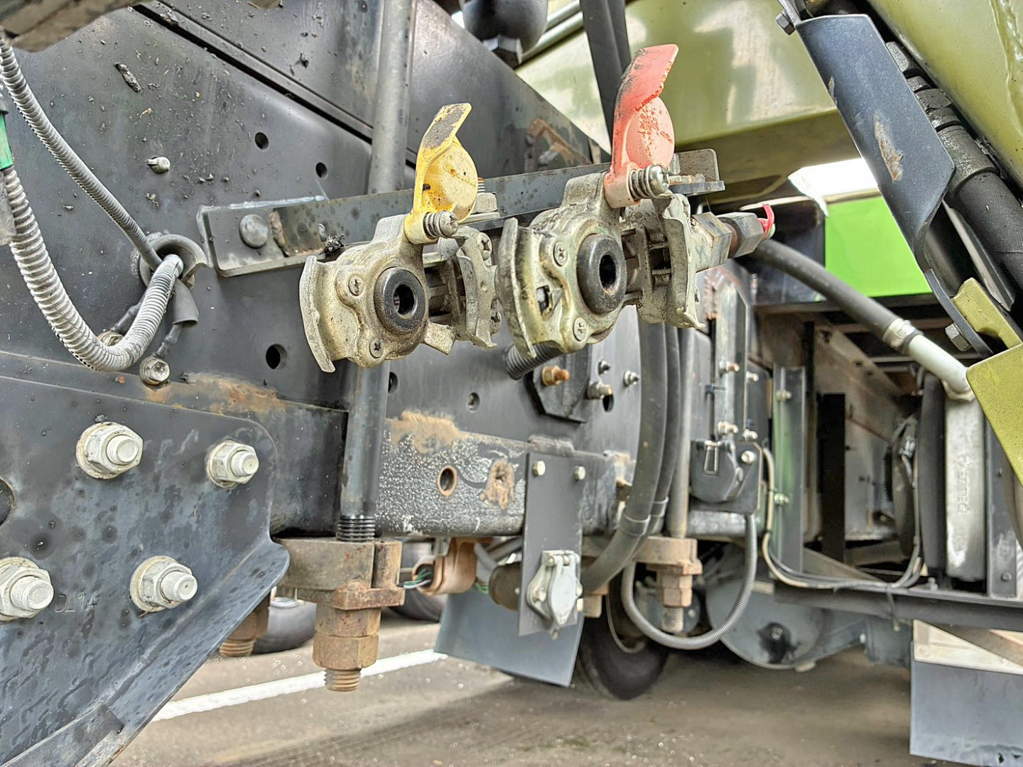 運転席側メインフレーム後端にエアーチャックが付いています。|いすゞ ギガ 2DG-CYZ52CVの写真36