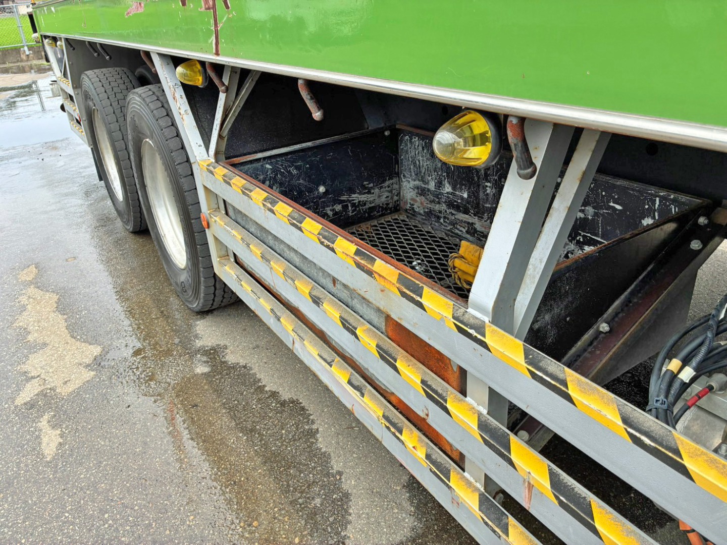 ボディー運転席側中央部にりん木入れが付いています。|いすゞ ギガ 2DG-CYZ52CVの写真42