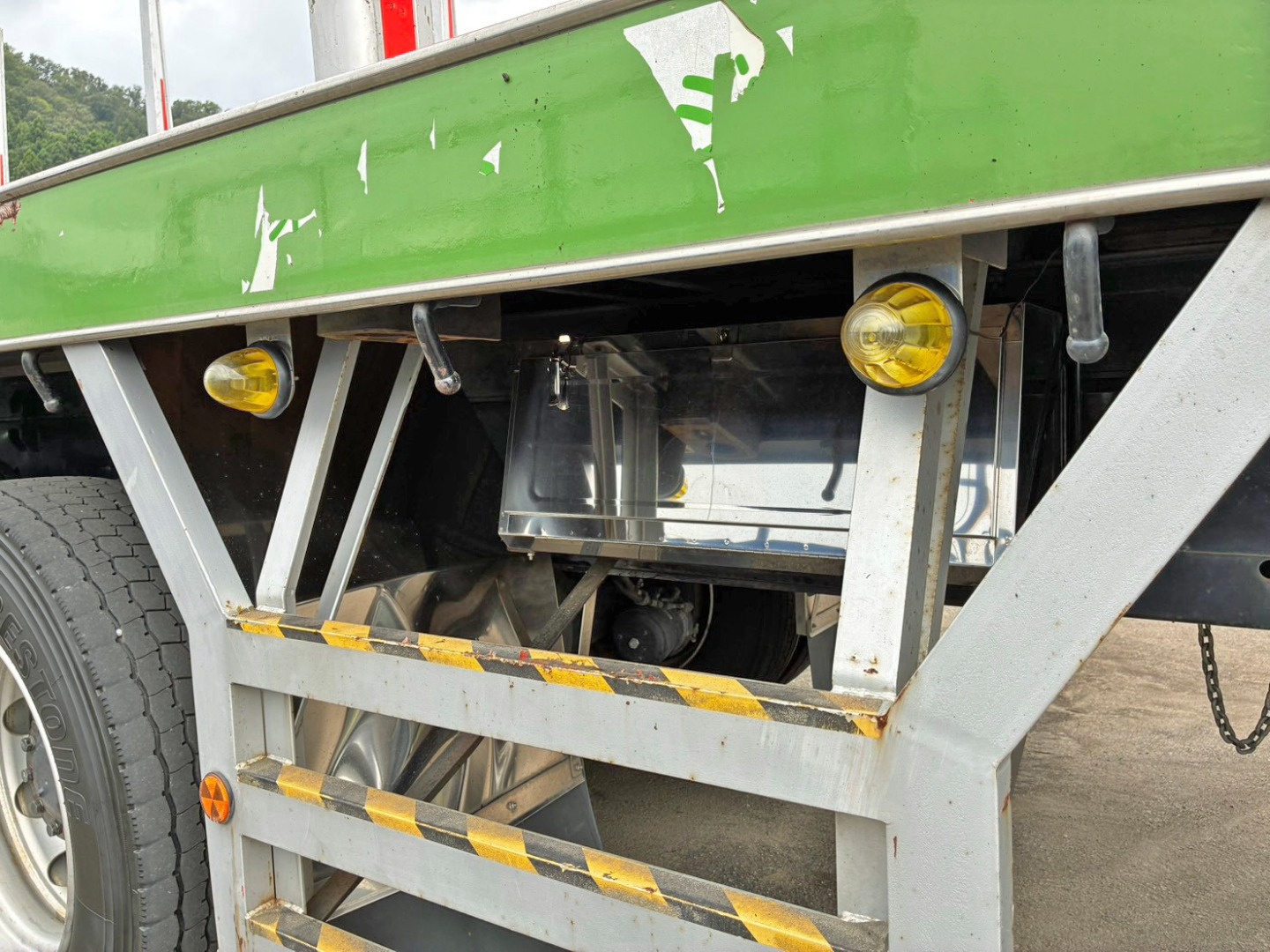 ボディー助手席側後方にステンレス製の工具箱が付いています。|いすゞ ギガ 2DG-CYZ52CVの写真44
