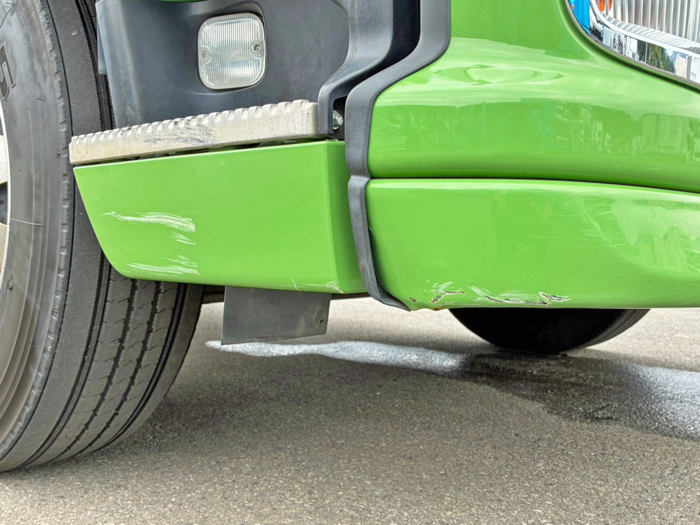 運転席側ステップカバー 及び 周辺に引きキズ・サビ・ヘコミがあります。|いすゞ ギガ 2DG-CYZ52CVの写真48