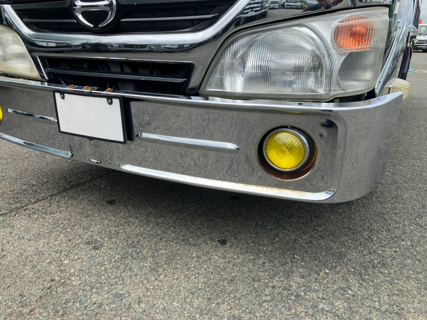 フロントバンパーにキズ・サビ・ヘコミがあります。|トヨタ カゼット TKG-XZC610D(2WD)の写真19