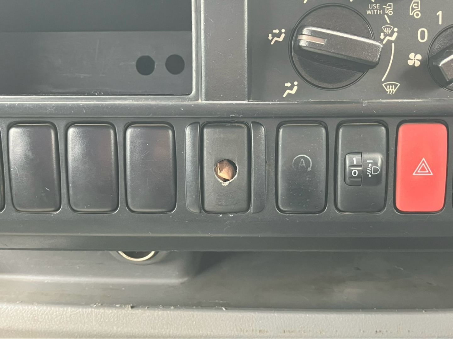 パネルのボタンカバーに加工穴があります。|トヨタ カゼット TKG-XZC610D(2WD)の写真37