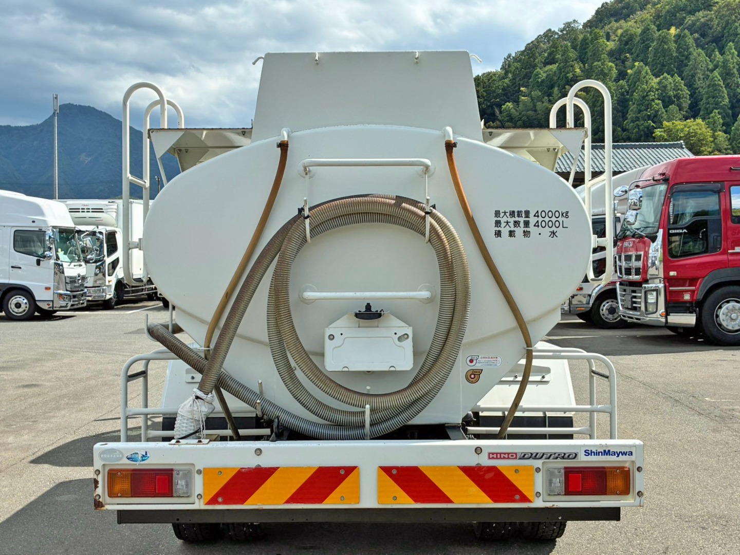 積載物は水です。|日野 デュトロ 2KG-XZU700M(2WD)の写真9