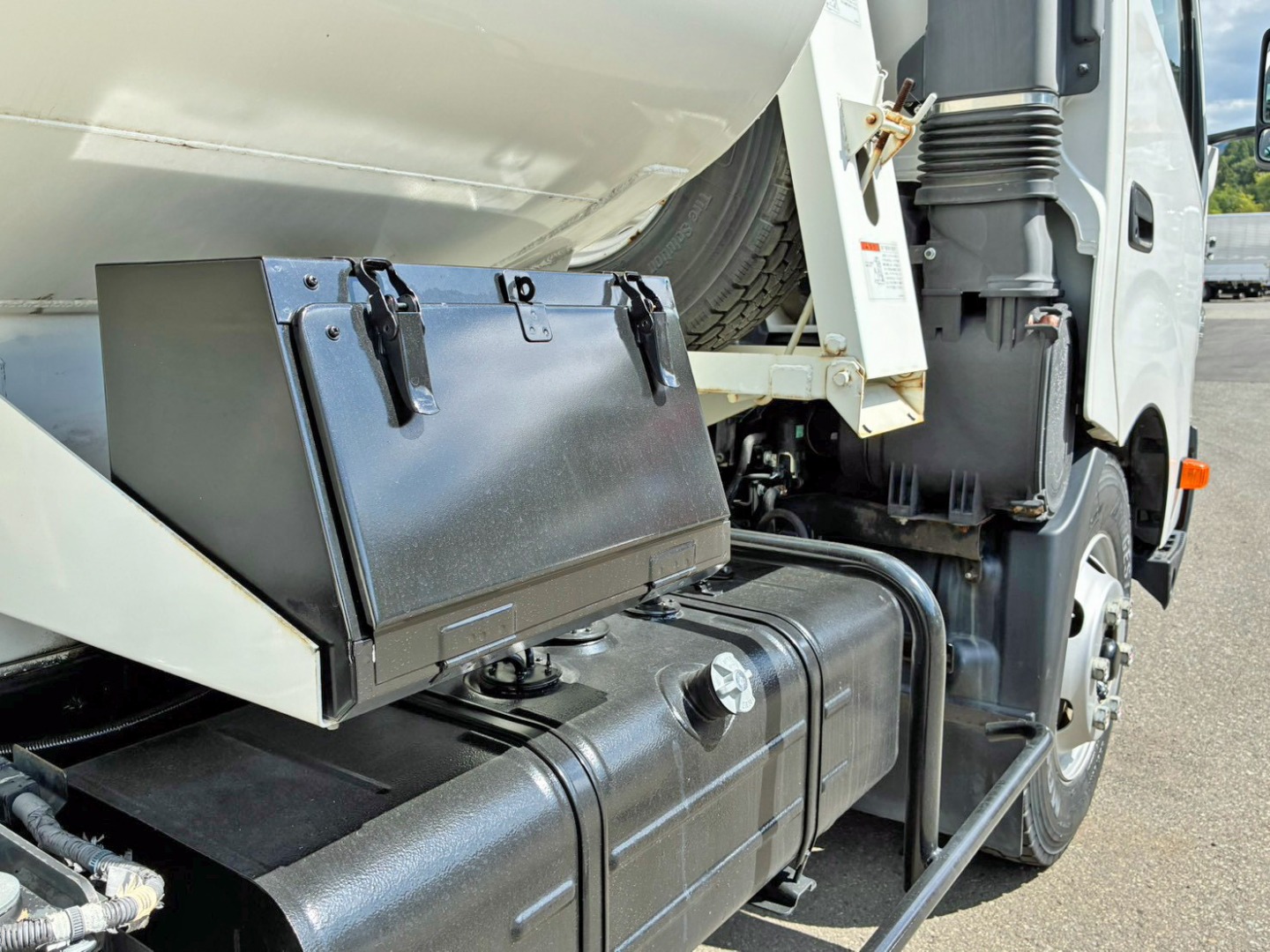 運転席側に工具箱が付いています。|日野 デュトロ 2KG-XZU700M(2WD)の写真18