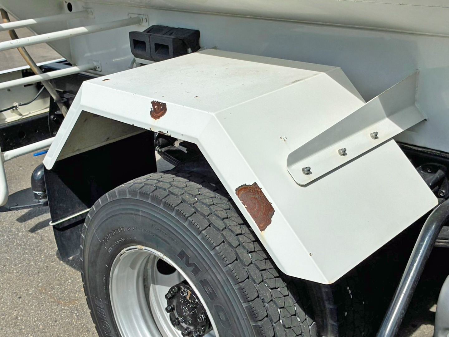 運転席側リヤフェンダーにサビがあります。|日野 デュトロ 2KG-XZU700M(2WD)の写真19