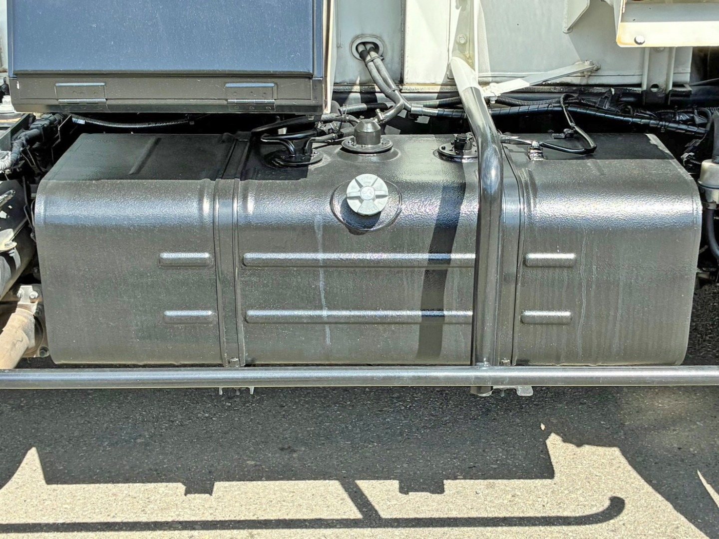 燃料タンクは100Lです。|日野 デュトロ 2KG-XZU700M(2WD)の写真22