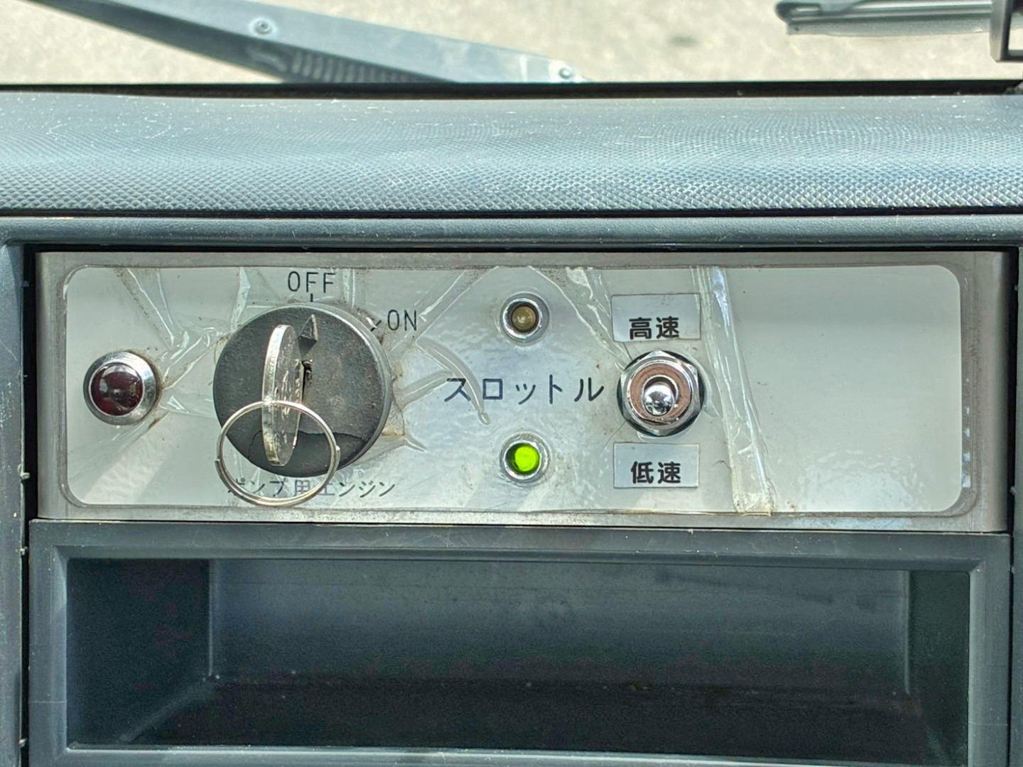 サブエンジンの始動スイッチです。|日野 デュトロ 2KG-XZU700M(2WD)の写真23
