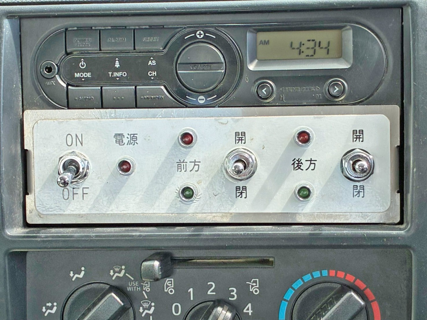 散水スイッチです。|日野 デュトロ 2KG-XZU700M(2WD)の写真24