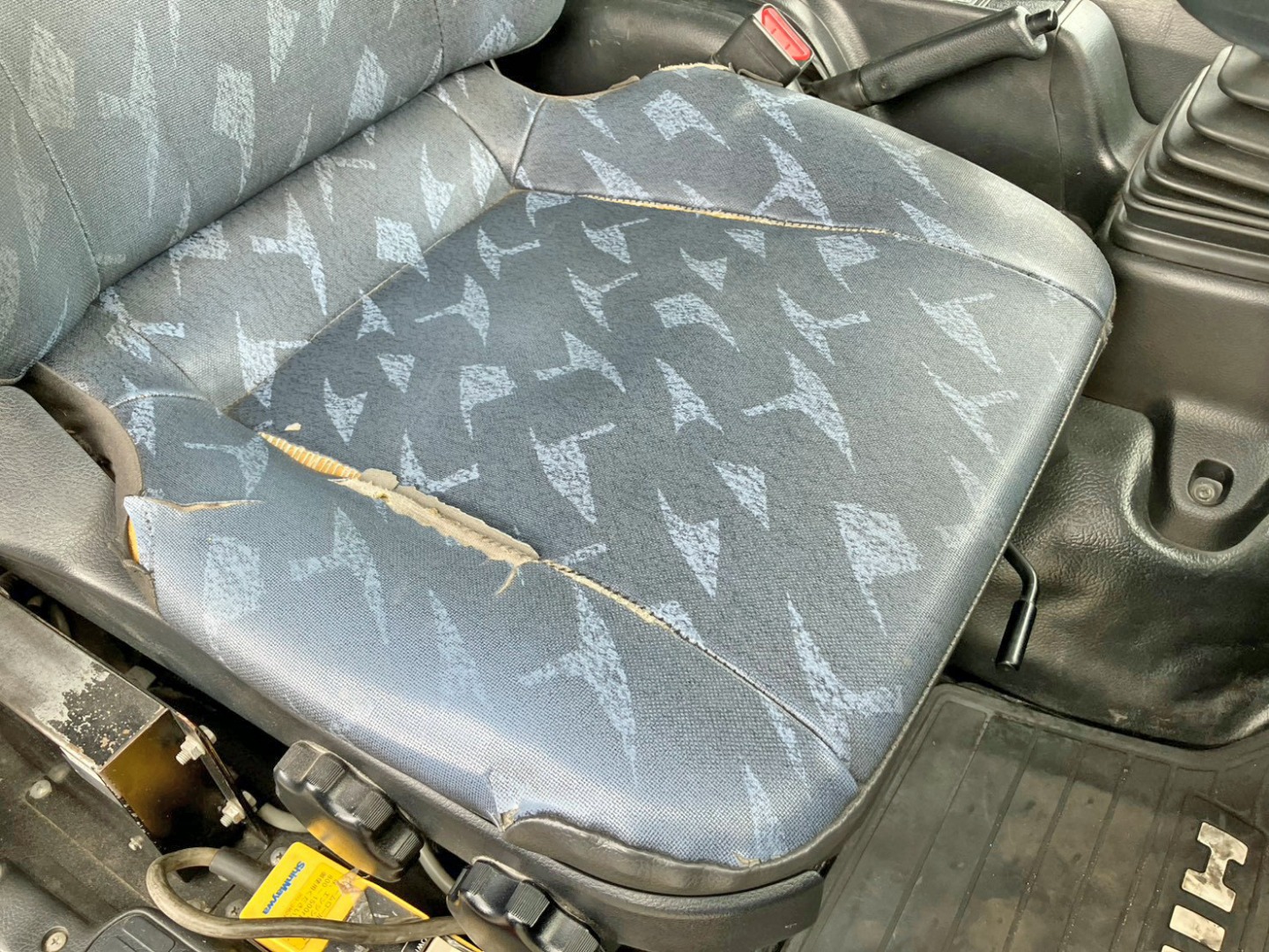 運転席座面にヘタリ・破れがあります。|日野 レンジャー QKG-FE7JGAAの写真8