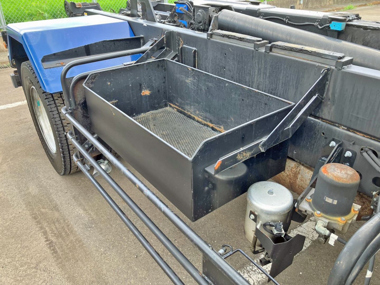ボディ運転席側中央にりん木入れが付いています。|日野 レンジャー QKG-FE7JGAAの写真15