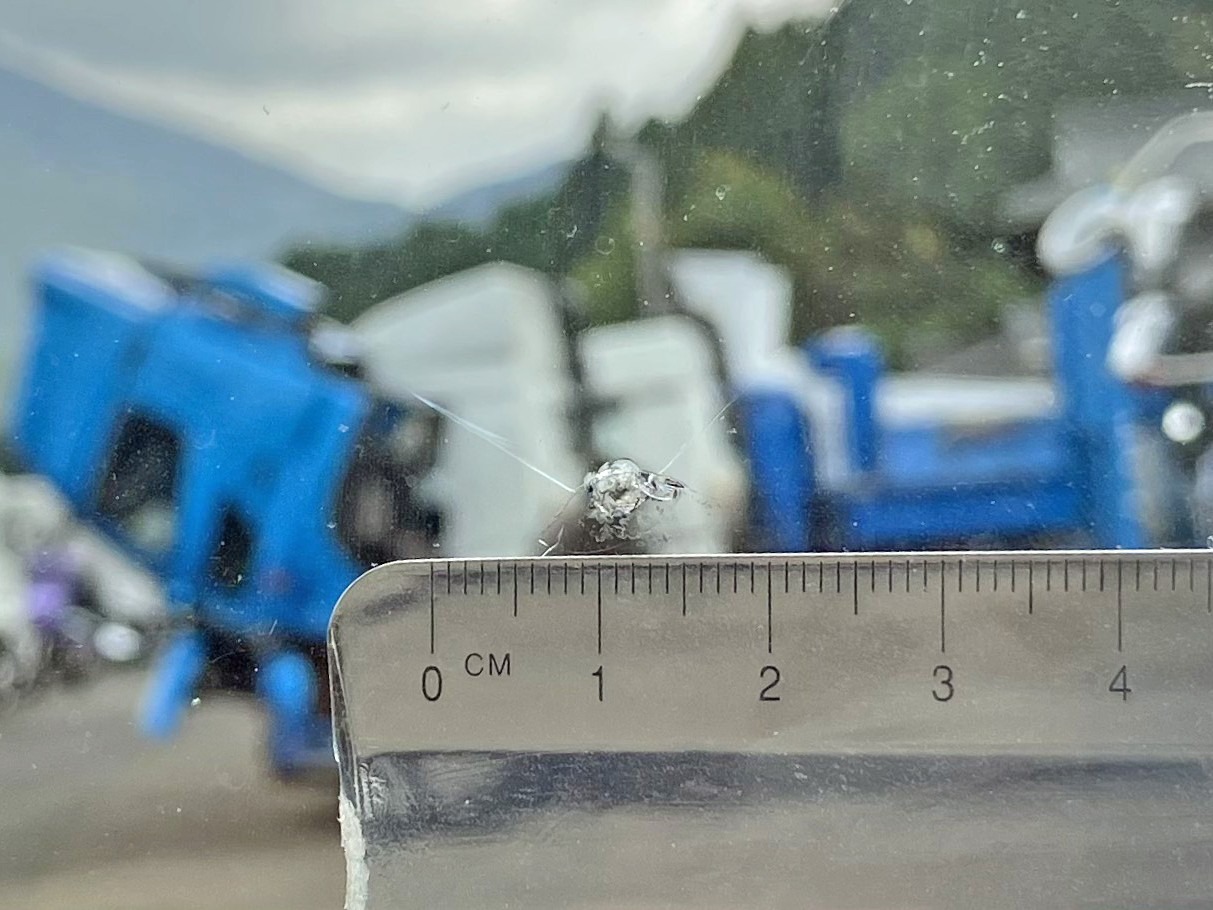 フロントガラス中央正面に飛び石跡があります。|日野 レンジャー QKG-FE7JGAAの写真19