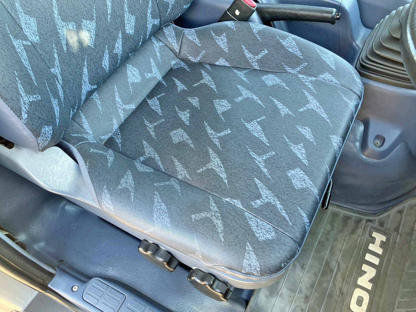 運転座面にヘタリがあります。|日野 レンジャー BDG-FC6JCWA(2WD)の写真7