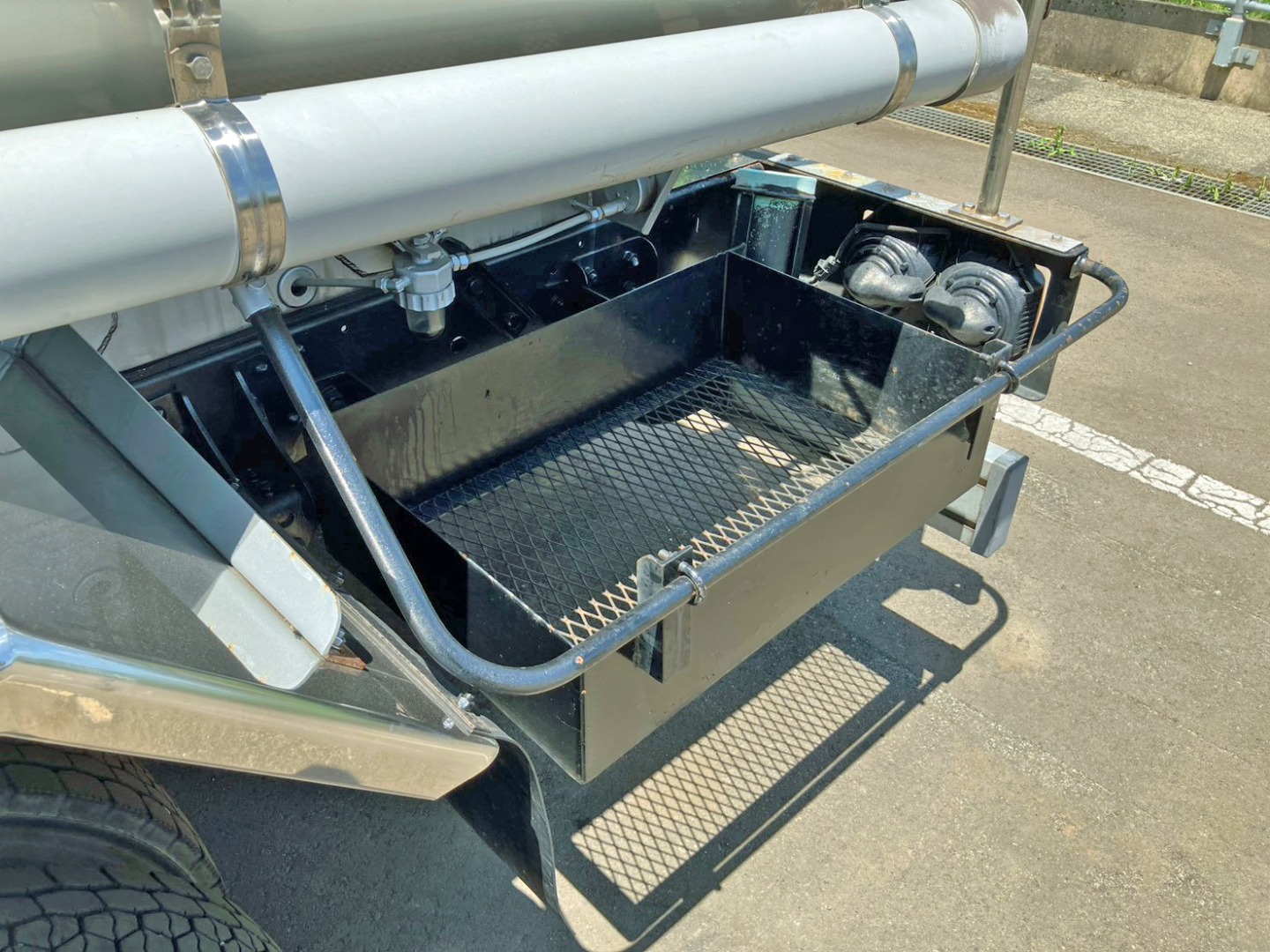 ボディ助手席側後方にりん木入れが付いています。|日野 レンジャー BDG-FC6JCWA(2WD)の写真24