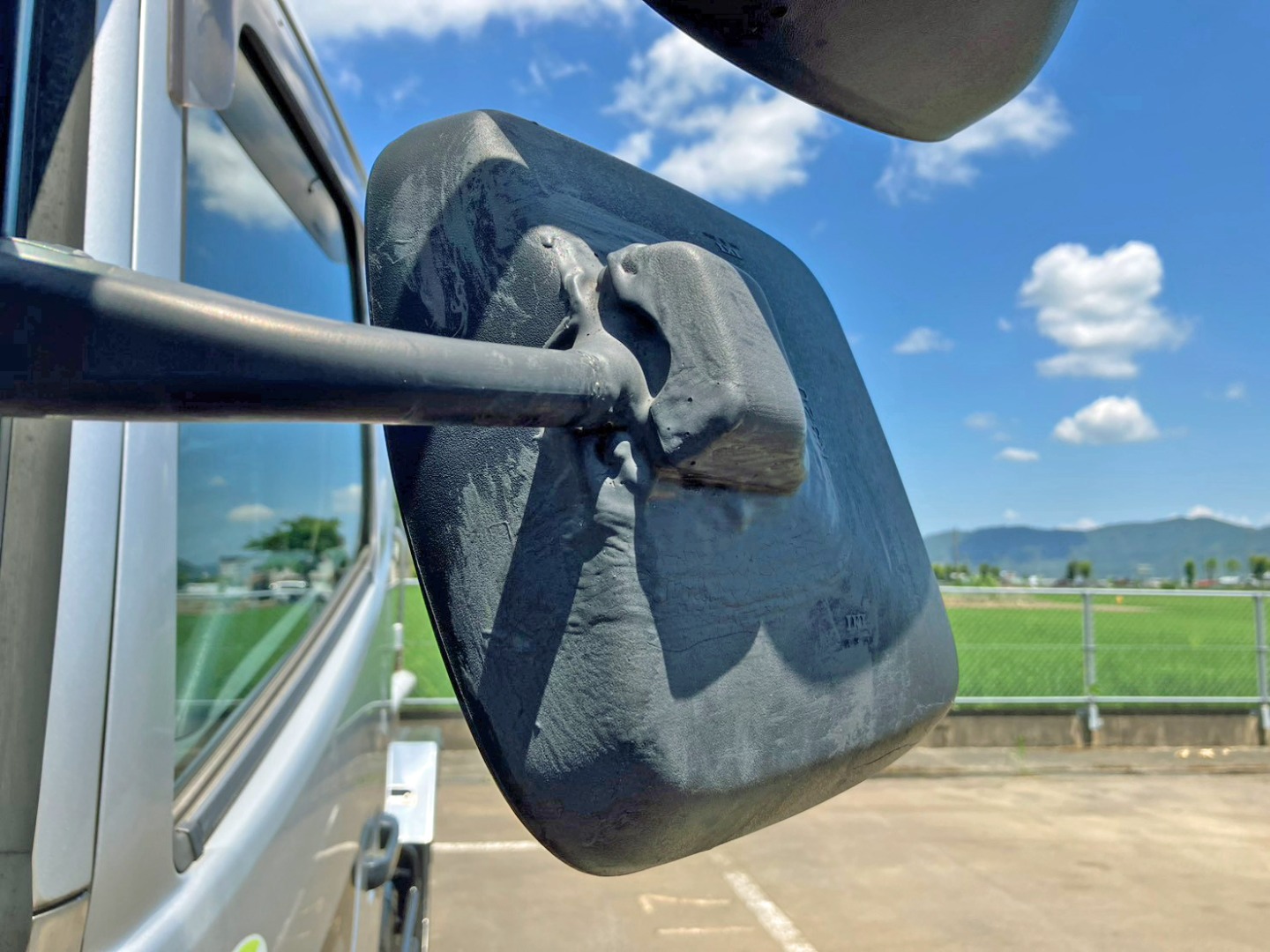 助手席側サイドミラーカバーに補修跡があります。|日野 レンジャー BDG-FC6JCWA(2WD)の写真32