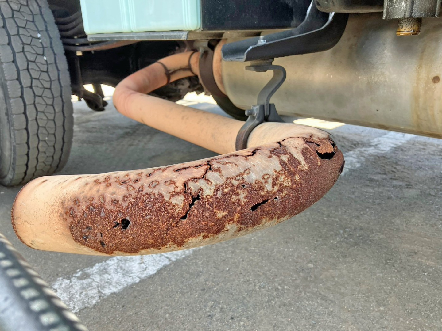 マフラーに腐食穴・サビがあります。|日野 レンジャー BDG-FC6JCWA(2WD)の写真33