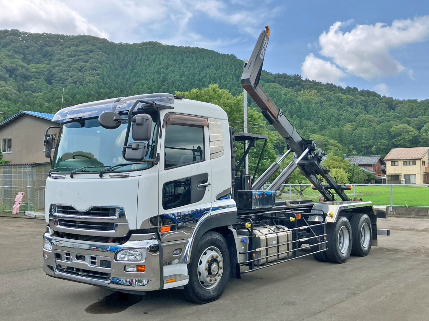 フロント周り、メッキパーツで飾っています。|UDトラックス クオン QKG-CW5YL改の写真1