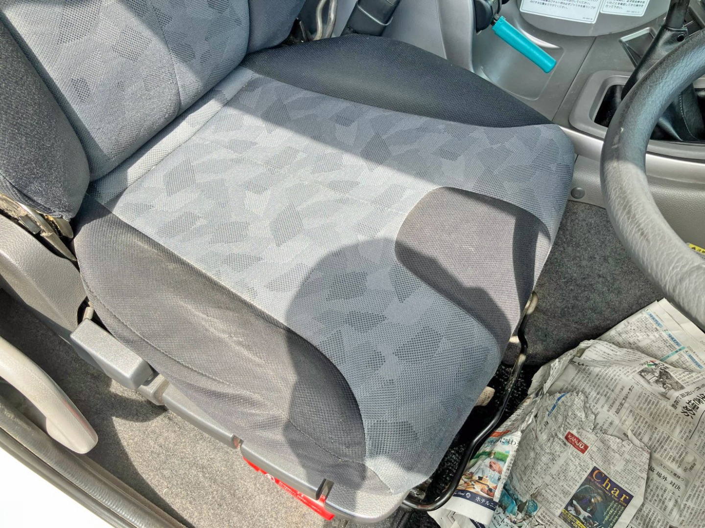 運転席座面にヘタリがあります。|UDトラックス クオン QKG-CW5YL改の写真7