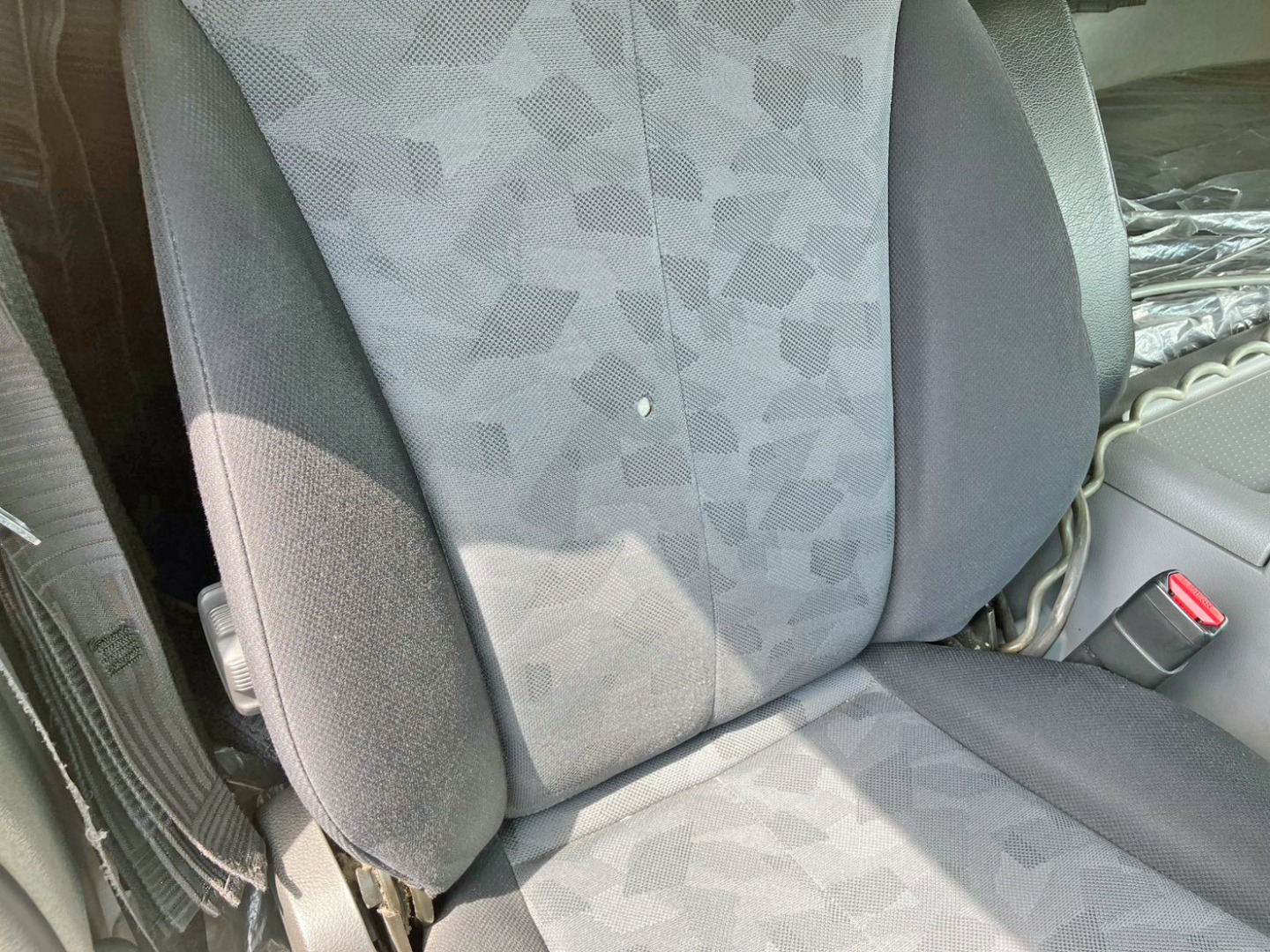 運転席背もたれに穴があります。|UDトラックス クオン QKG-CW5YL改の写真8
