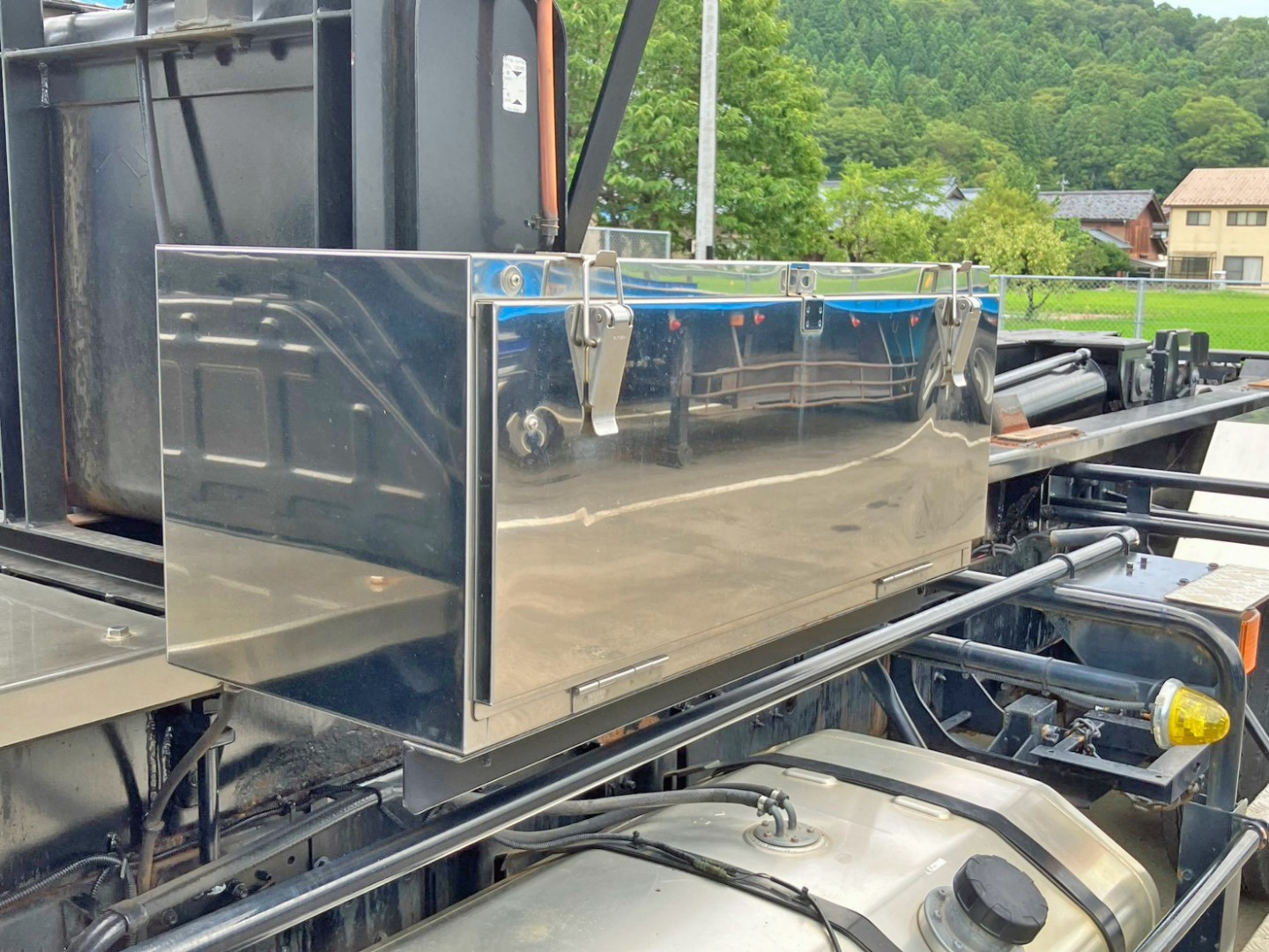 助手席側にステンレス製の工具箱が付いています。|UDトラックス クオン QKG-CW5YL改の写真13