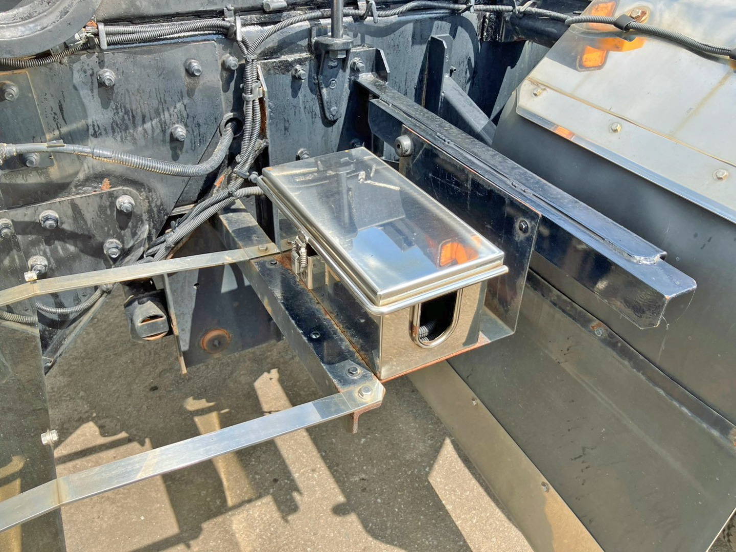 運転席側後方にコボレーン開閉用のケーブルが付いています。|UDトラックス クオン QKG-CW5YL改の写真18