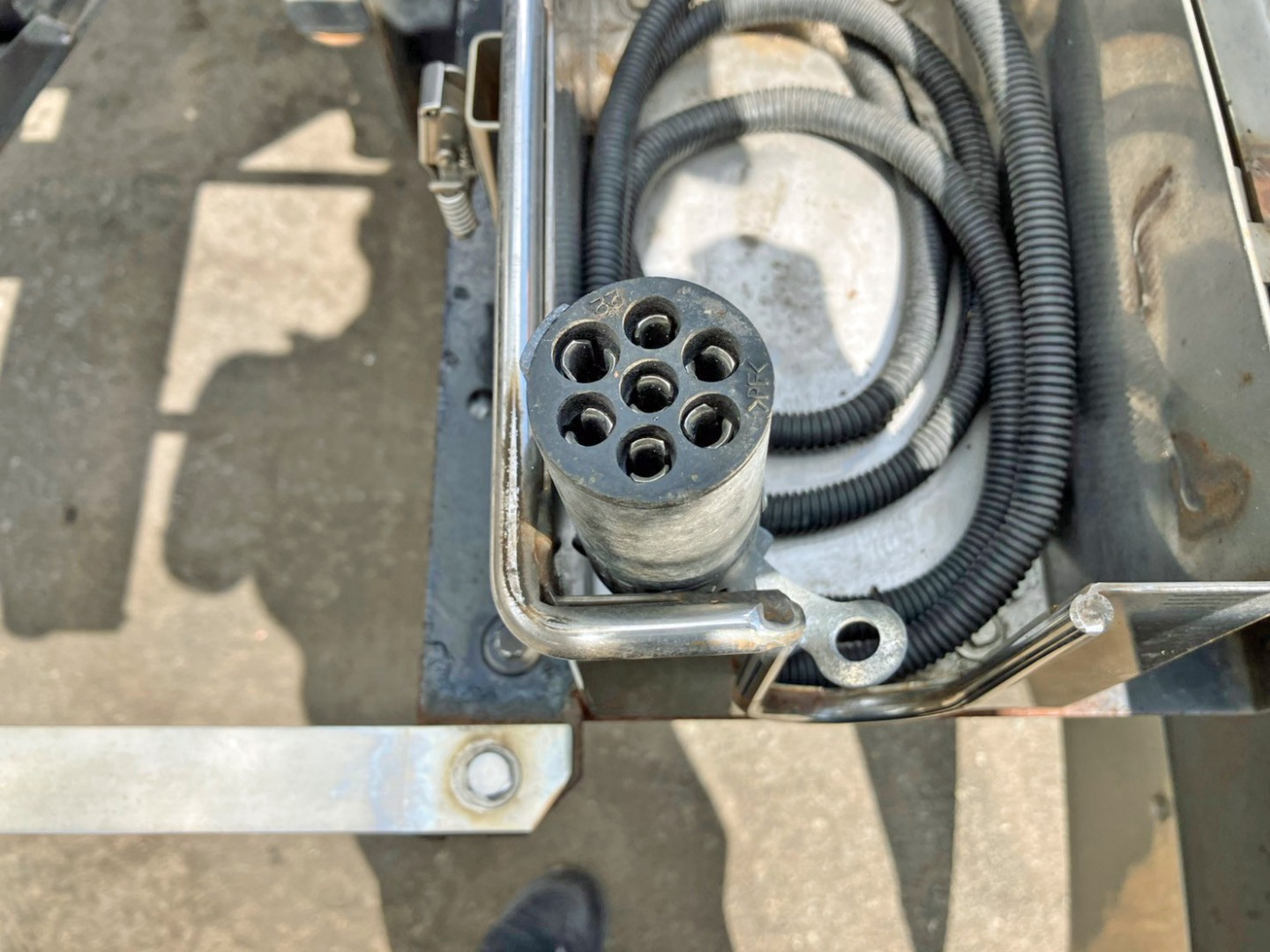 運転席側後方にコボレーン開閉用のケーブルが付いています。|UDトラックス クオン QKG-CW5YL改の写真19
