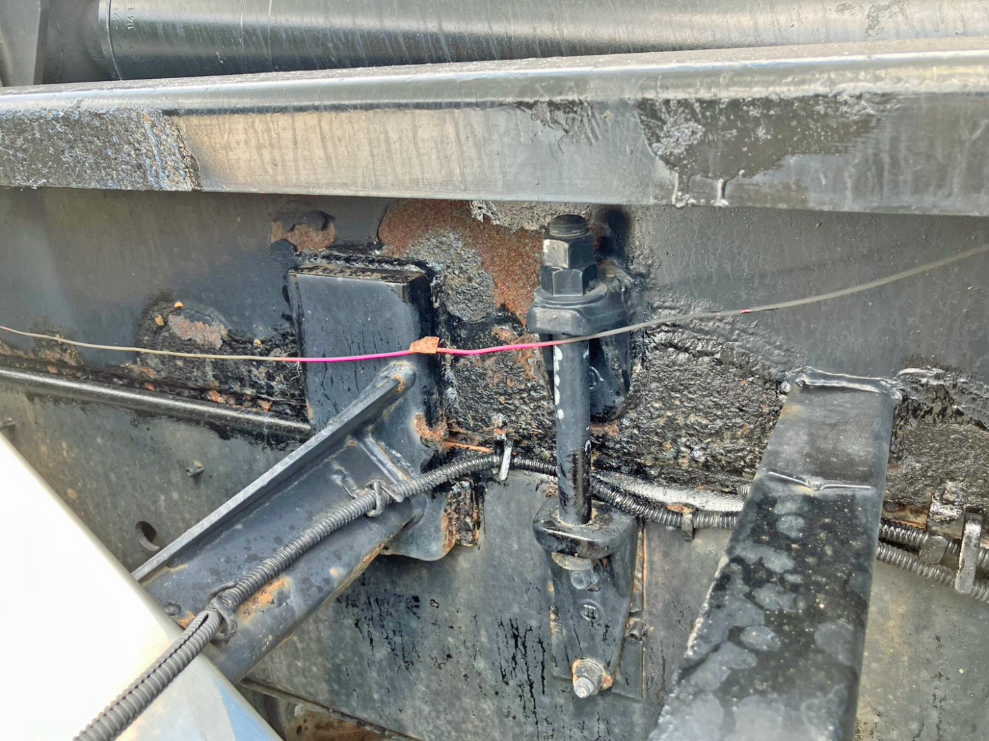 運転席側メインフレーム後方に腐食があります。|UDトラックス クオン QKG-CW5YL改の写真27