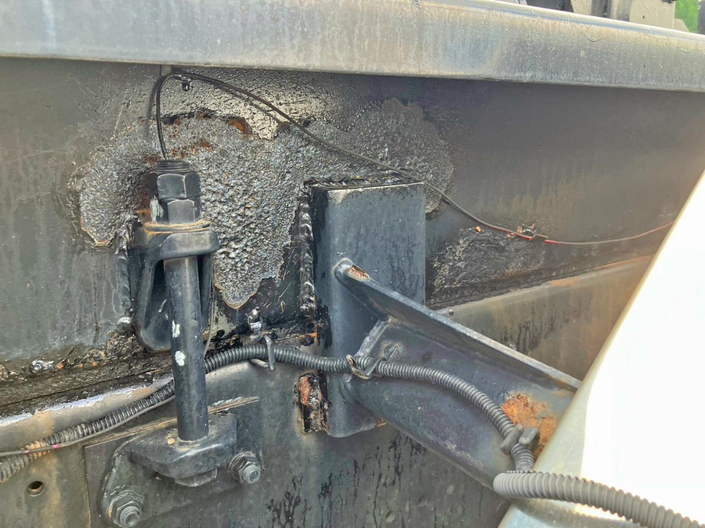 助手席側メインフレーム後方に腐食があります。|UDトラックス クオン QKG-CW5YL改の写真28