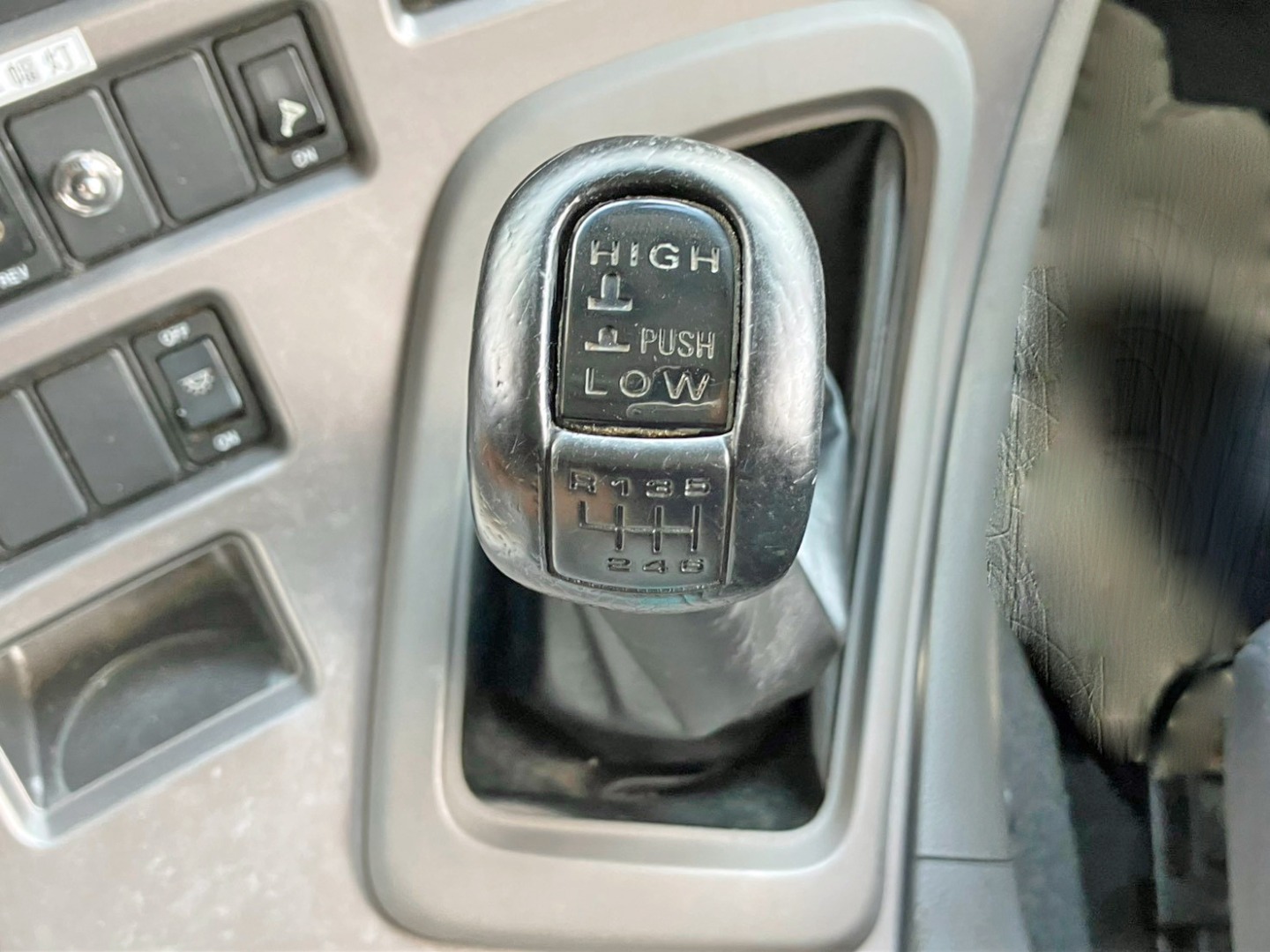Low ⇔ High切り替えスイッチ付きのMT12速です。|UDトラックス クオン QKG-CW5YL改の写真40