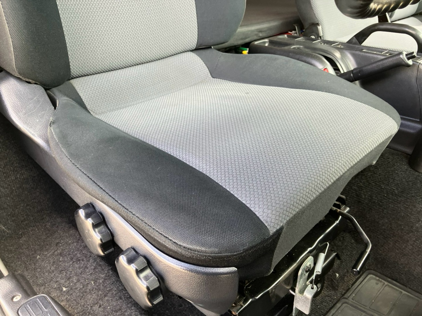 運転席シートにヘタリ・破れがあります。|日野 レンジャー QKG-FE7JLAAの写真8