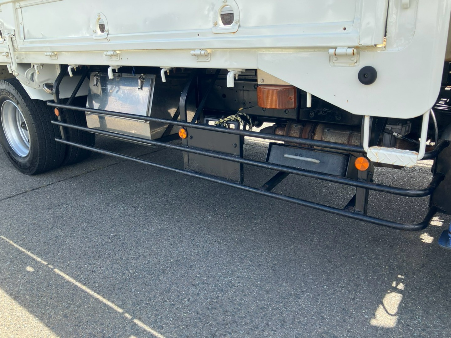 運転席側サイドバンパーにキズ・サビがあります。|日野 レンジャー QKG-FE7JLAAの写真39