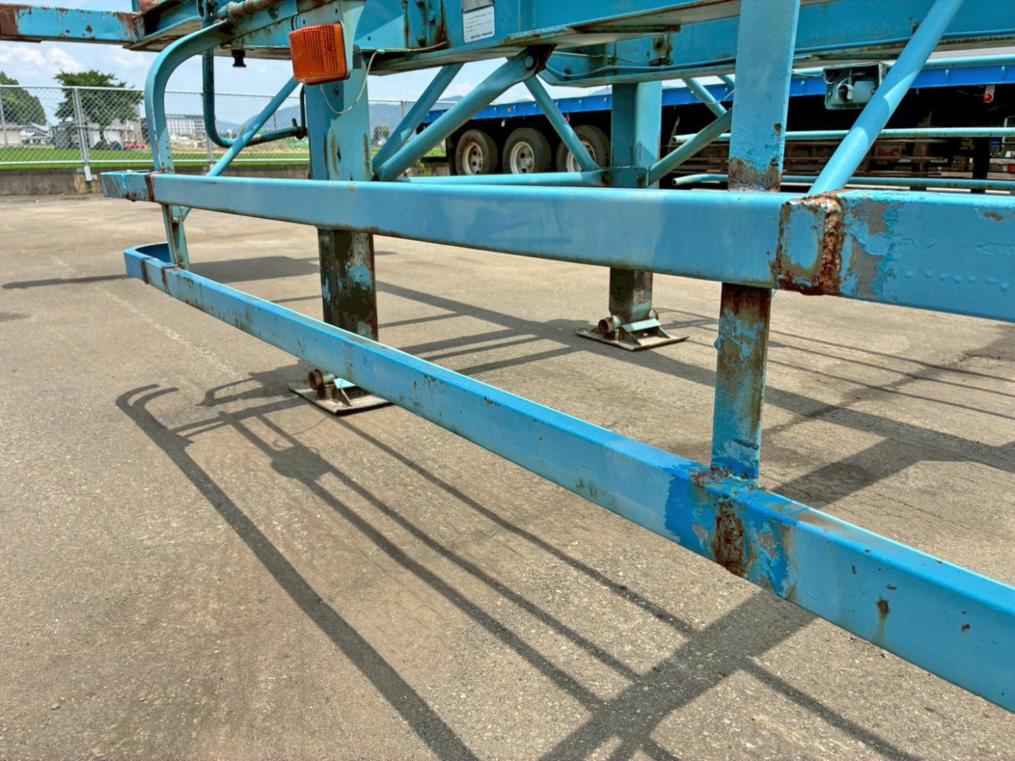 助手席側サイドバンパーの所々にパッチ当て・溶接補修跡があります。(中央前方)|フルハーフ  FKD240の写真36