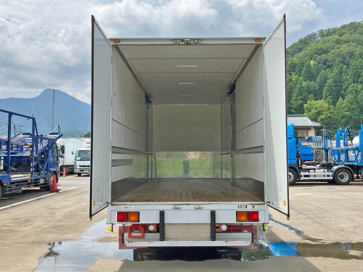 リアドアには90度ストッパーが付いています。|三菱 ファイター TKG-FK64F(2WD)の写真11
