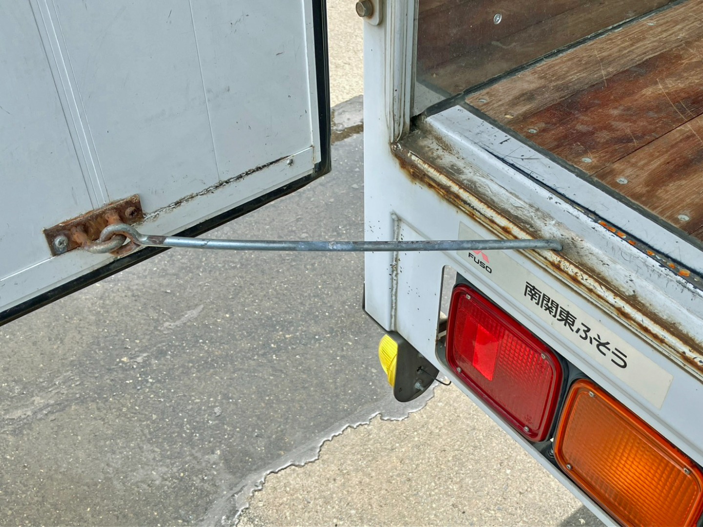 90度ストッパーの状態です。(助手席側)|三菱 ファイター TKG-FK64F(2WD)の写真12