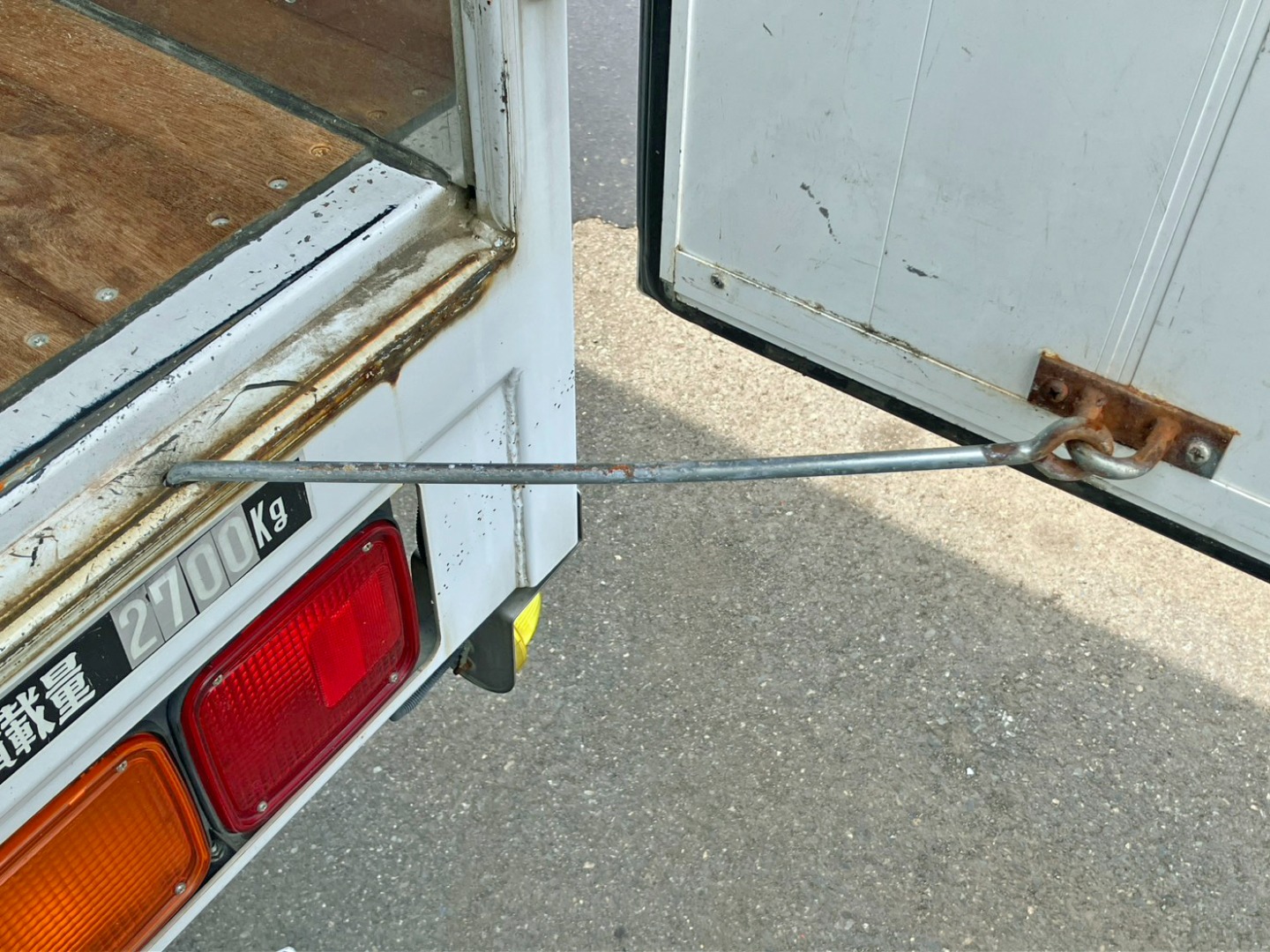 90度ストッパーの状態です。(運転席側)|三菱 ファイター TKG-FK64F(2WD)の写真13