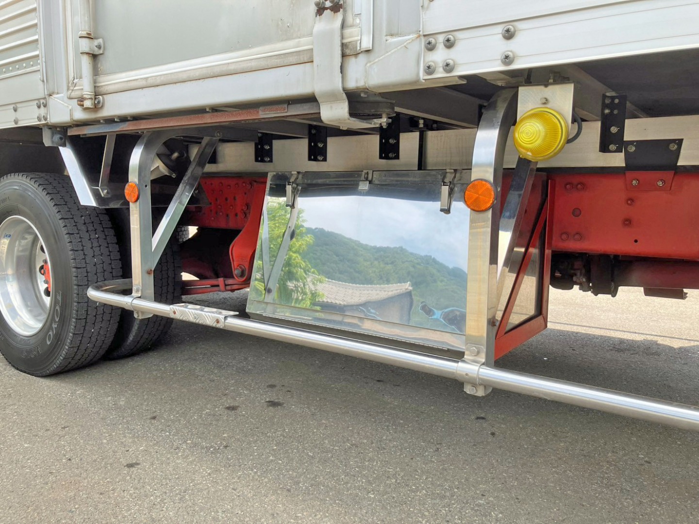 ボディ運転席側中央にステンレス製の工具箱が付いています。|三菱 ファイター TKG-FK64F(2WD)の写真22