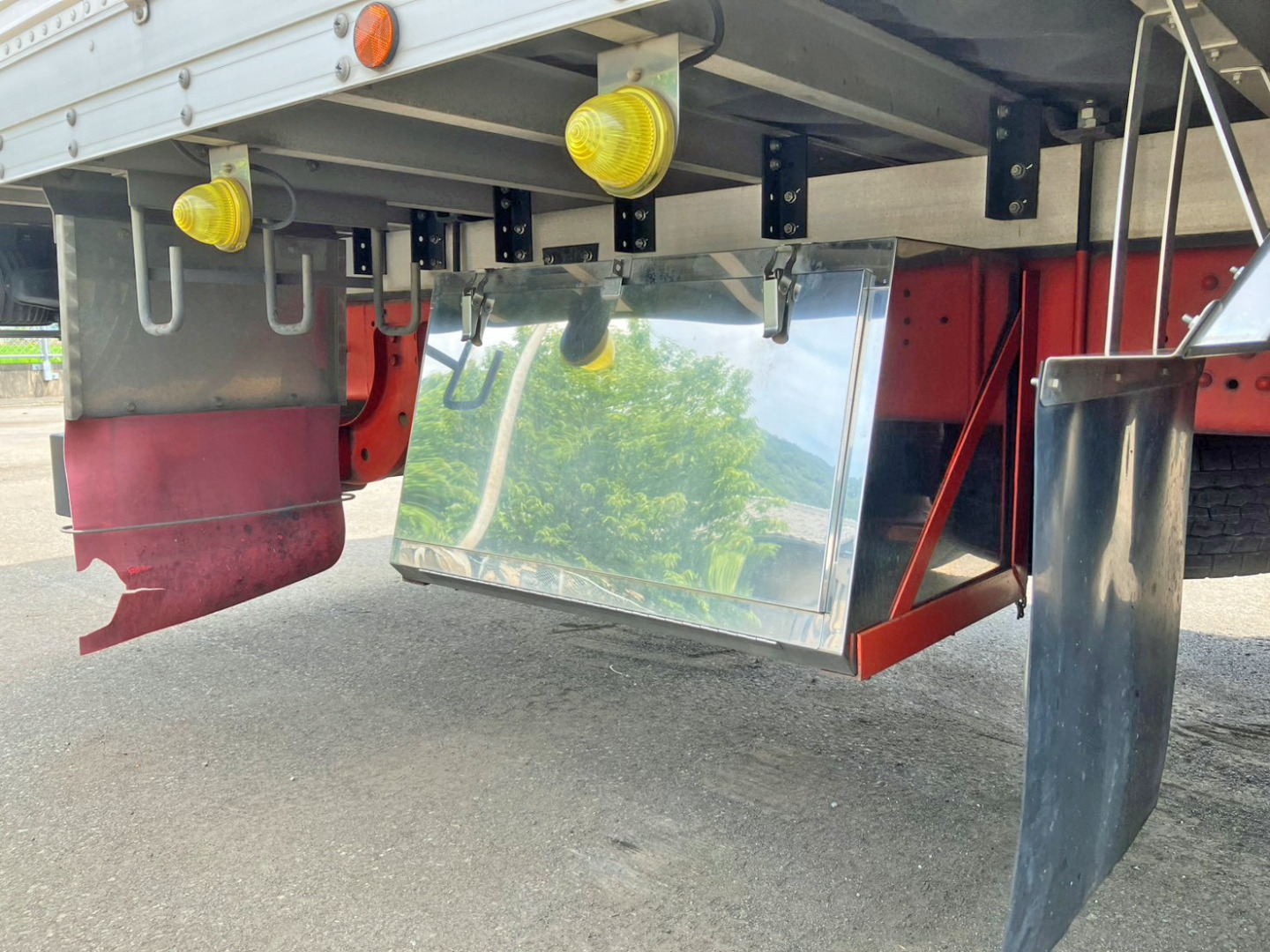 ボディ運転席側後方にステンレス製の工具箱が付いています。|三菱 ファイター TKG-FK64F(2WD)の写真23
