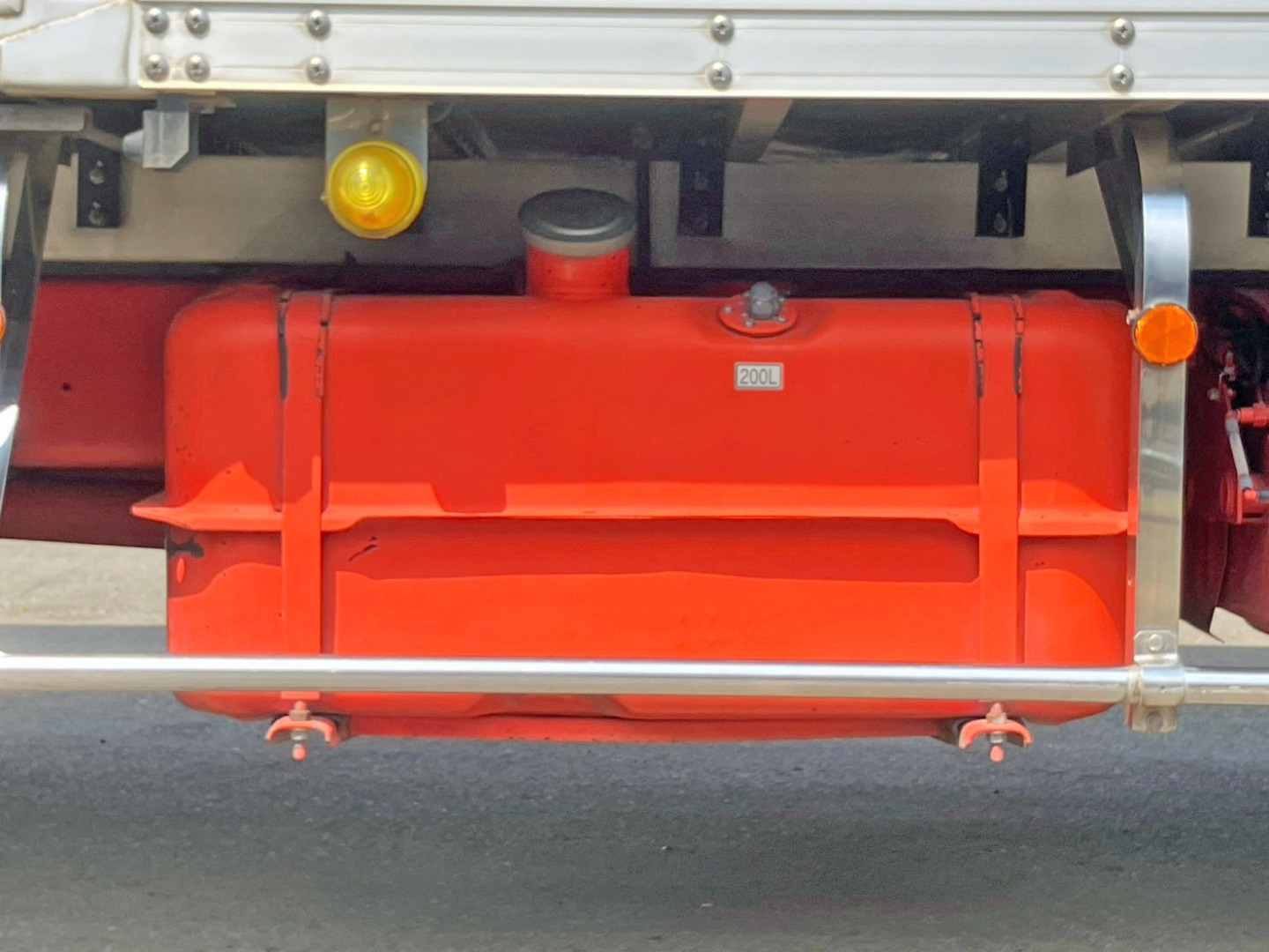 燃料タンクは200Lです。|三菱 ファイター TKG-FK64F(2WD)の写真31