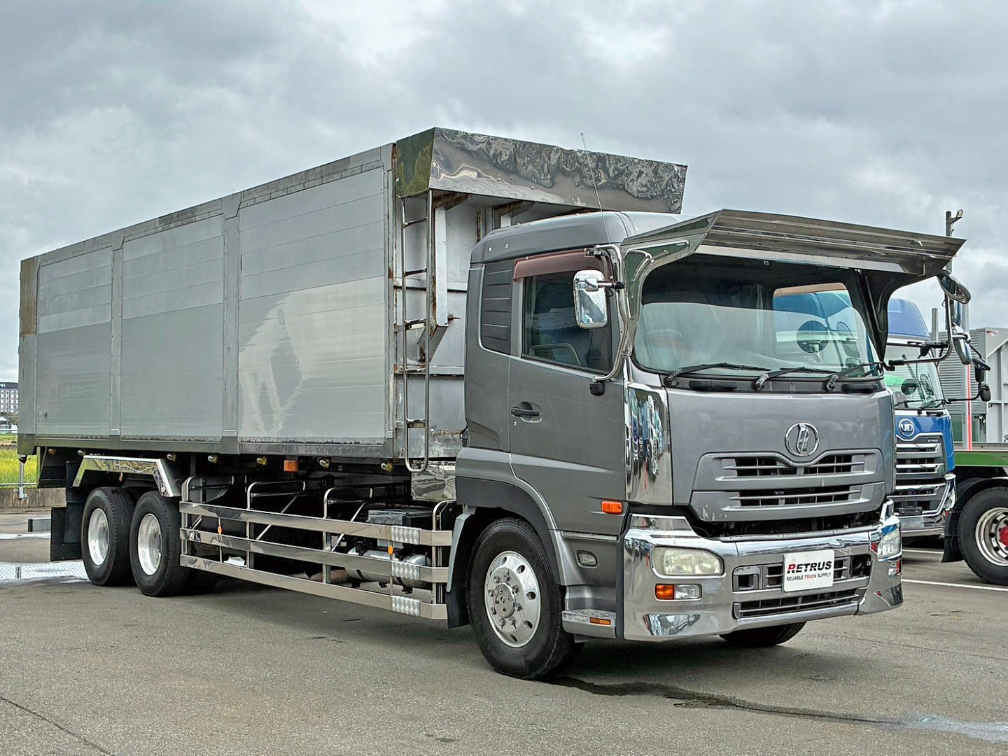 ホイールはアルミ製です。|ニッサンディーゼル クオン ADG-CW4ZLの写真2