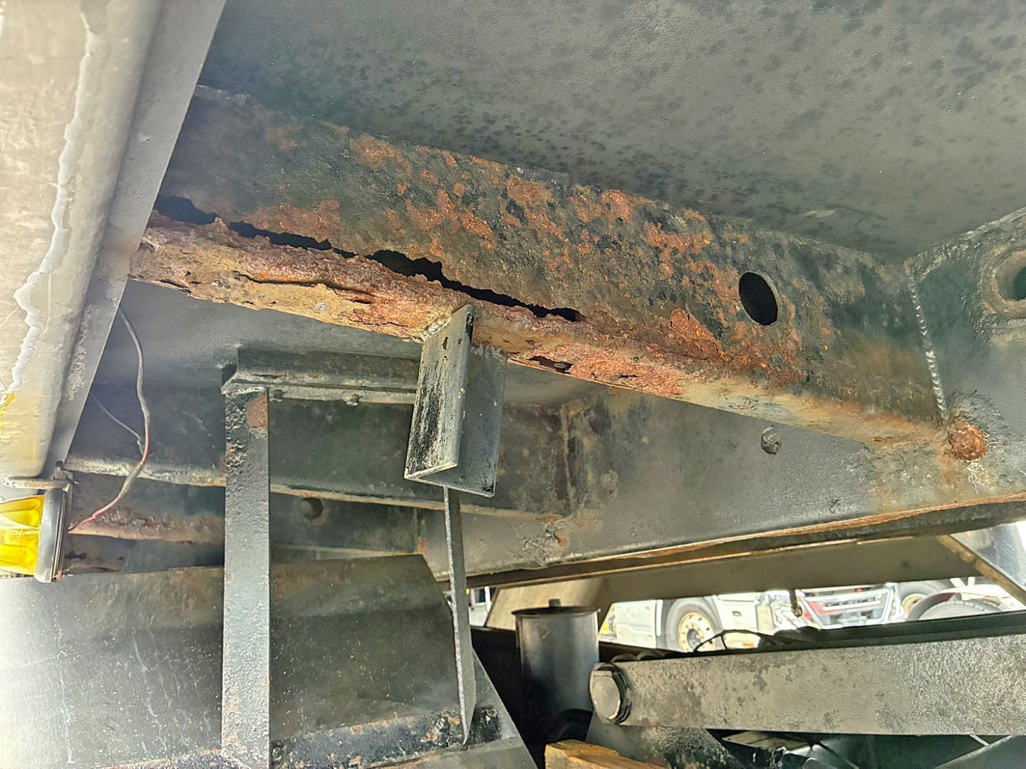 運転席側リヤフェンダー前方の横ネタに腐食・穴あきがあります。|ニッサンディーゼル クオン ADG-CW4ZLの写真27