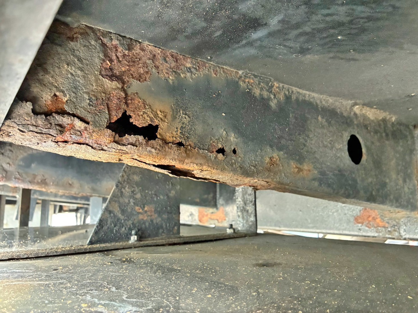運転席側リヤフェンダー上部の横ネタに腐食・穴あきがあります。|ニッサンディーゼル クオン ADG-CW4ZLの写真28