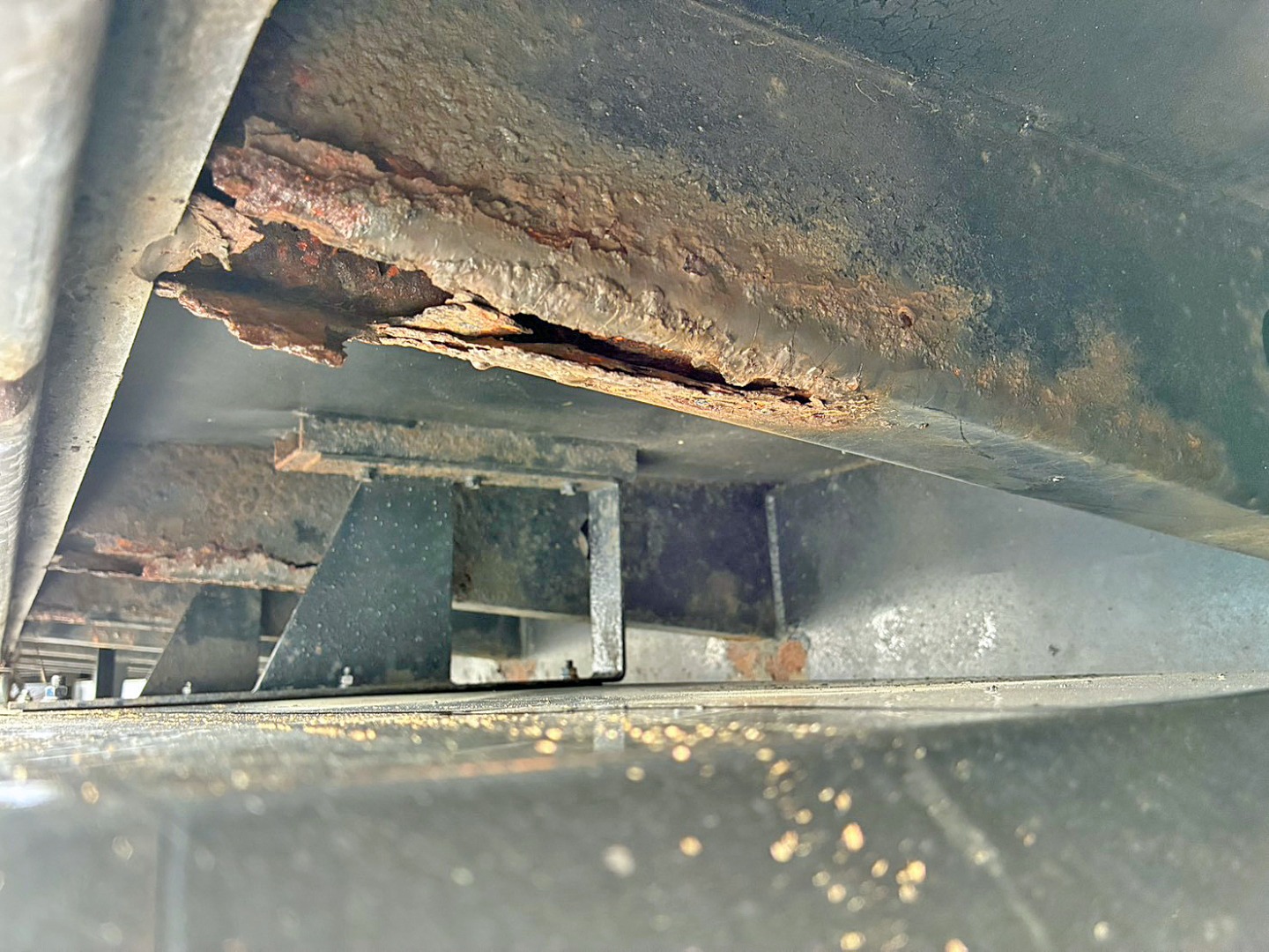 助手席側リヤフェンダー上部の横ネタに腐食・穴あきがあります。(後方)|ニッサンディーゼル クオン ADG-CW4ZLの写真31