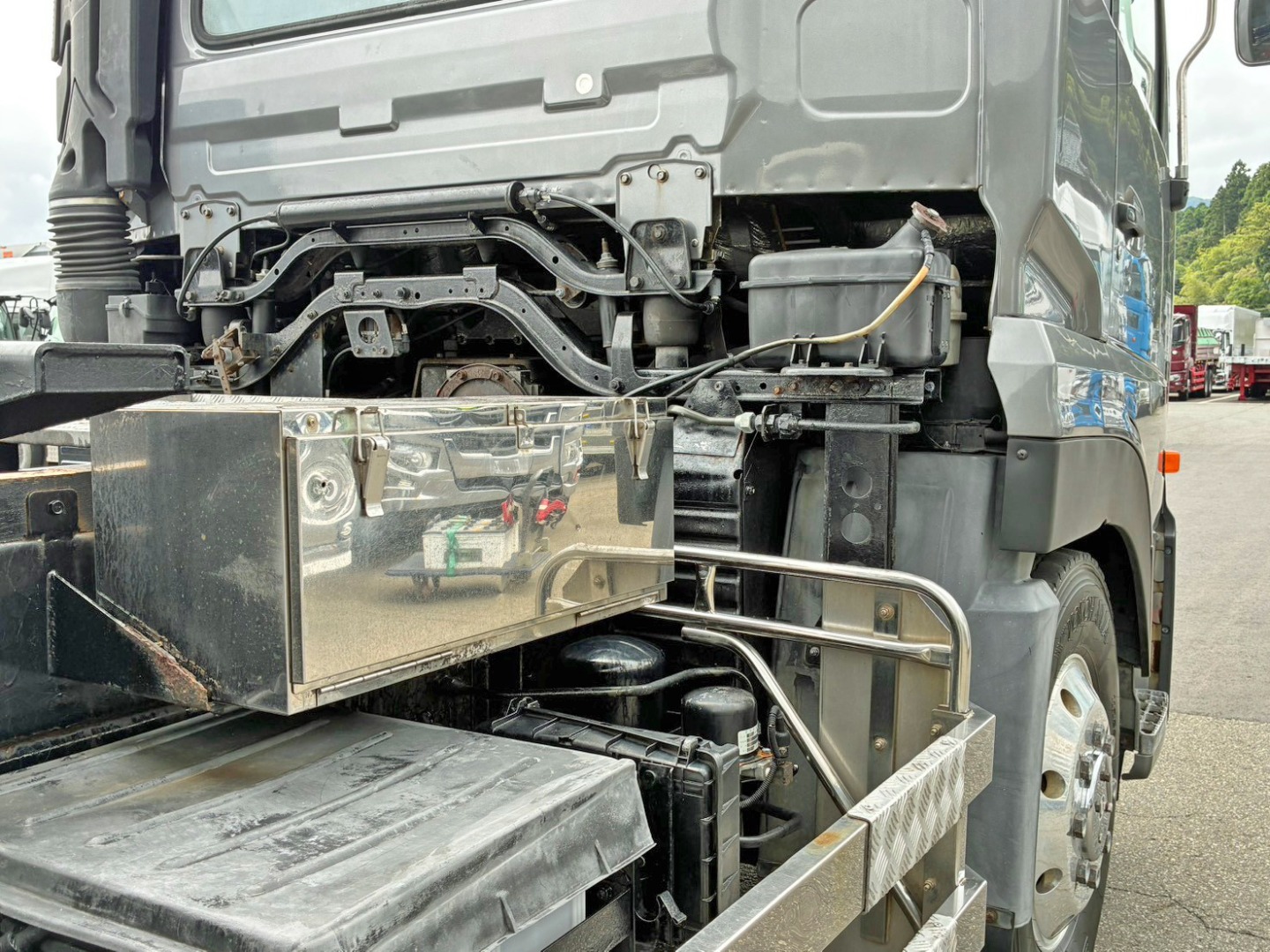 運転席側にステンレス製の工具箱が付いています。|ニッサンディーゼル クオン ADG-CW4ZLの写真35