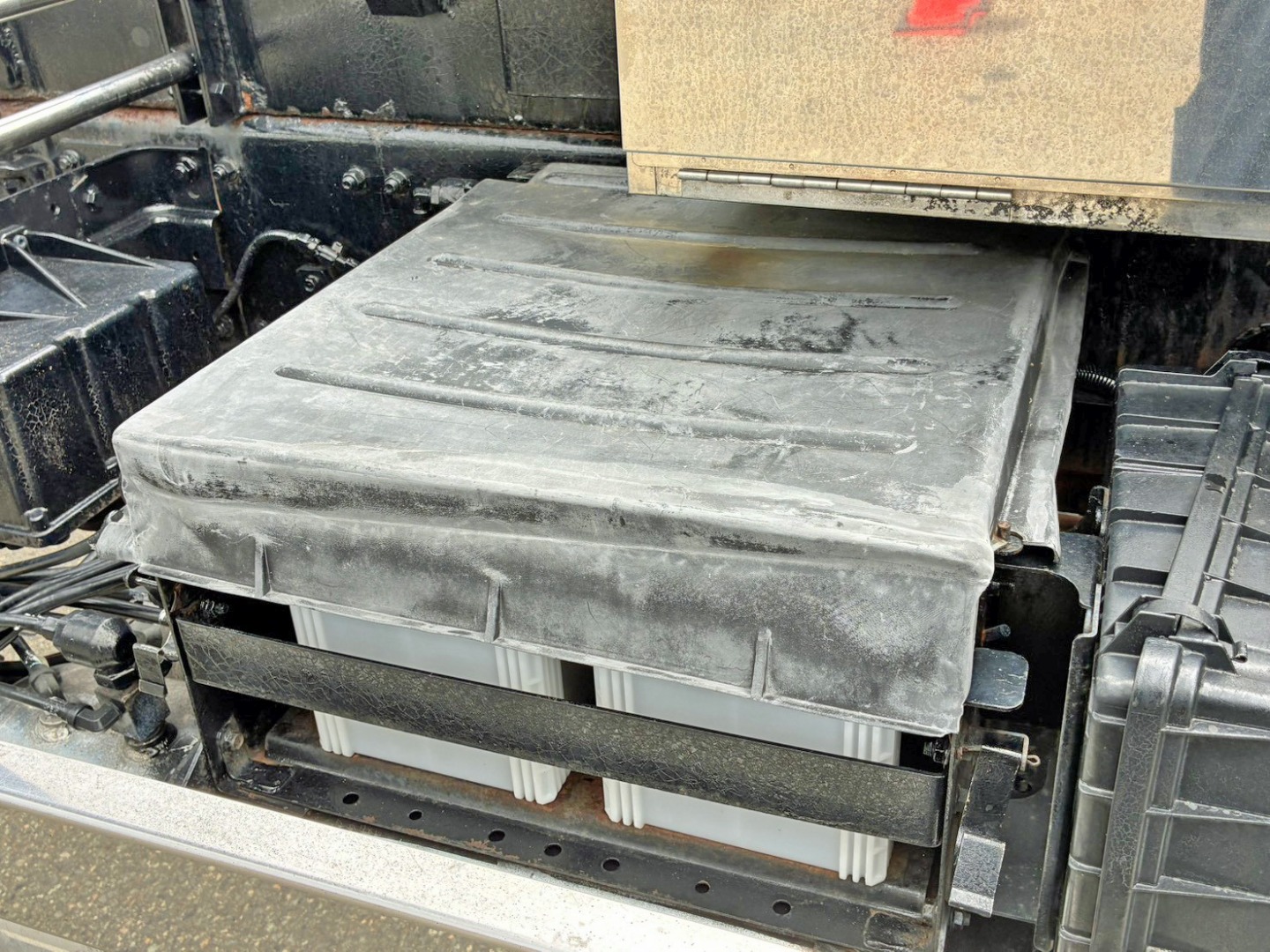 バッテリーカバーに歪み・割れがあります。|ニッサンディーゼル クオン ADG-CW4ZLの写真36