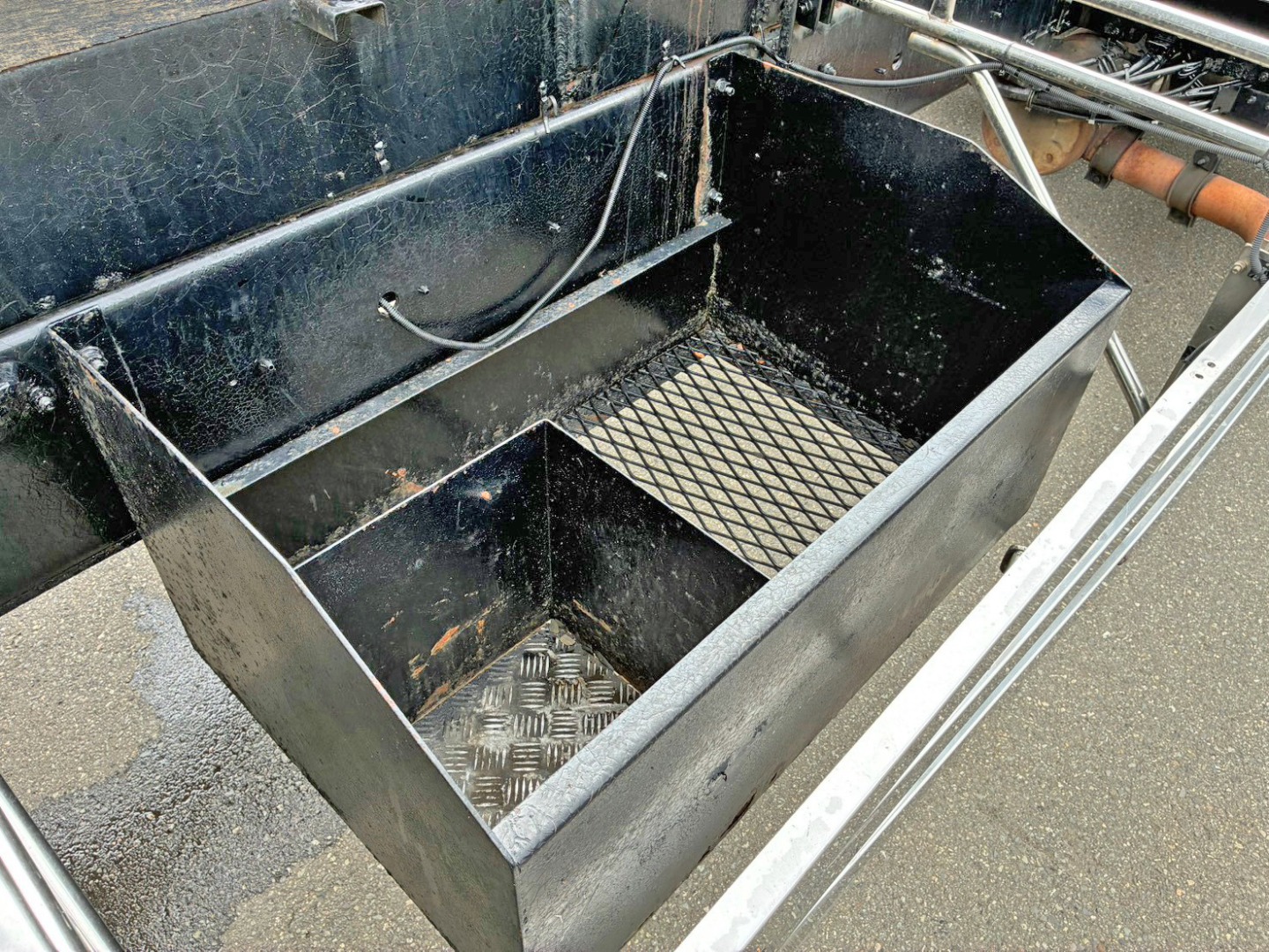 運転席側にりん木入れが付いています。|ニッサンディーゼル クオン ADG-CW4ZLの写真37