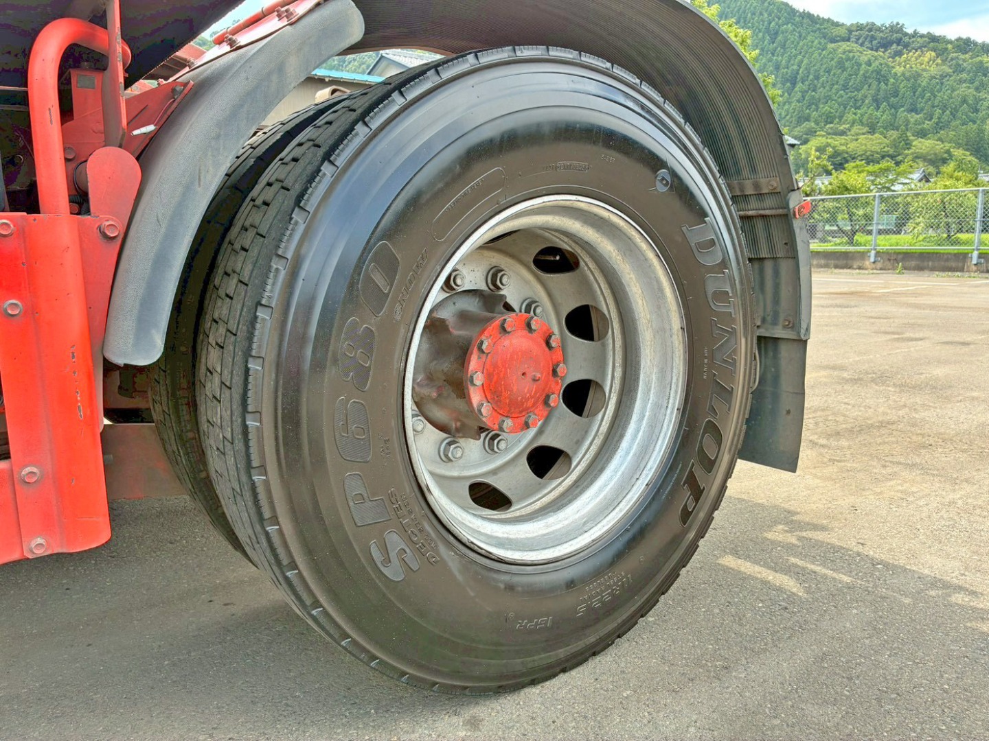 2軸目助手席側のスチールホイールの状態です。|いすゞ ギガ 2PG-EXD52CDの写真22
