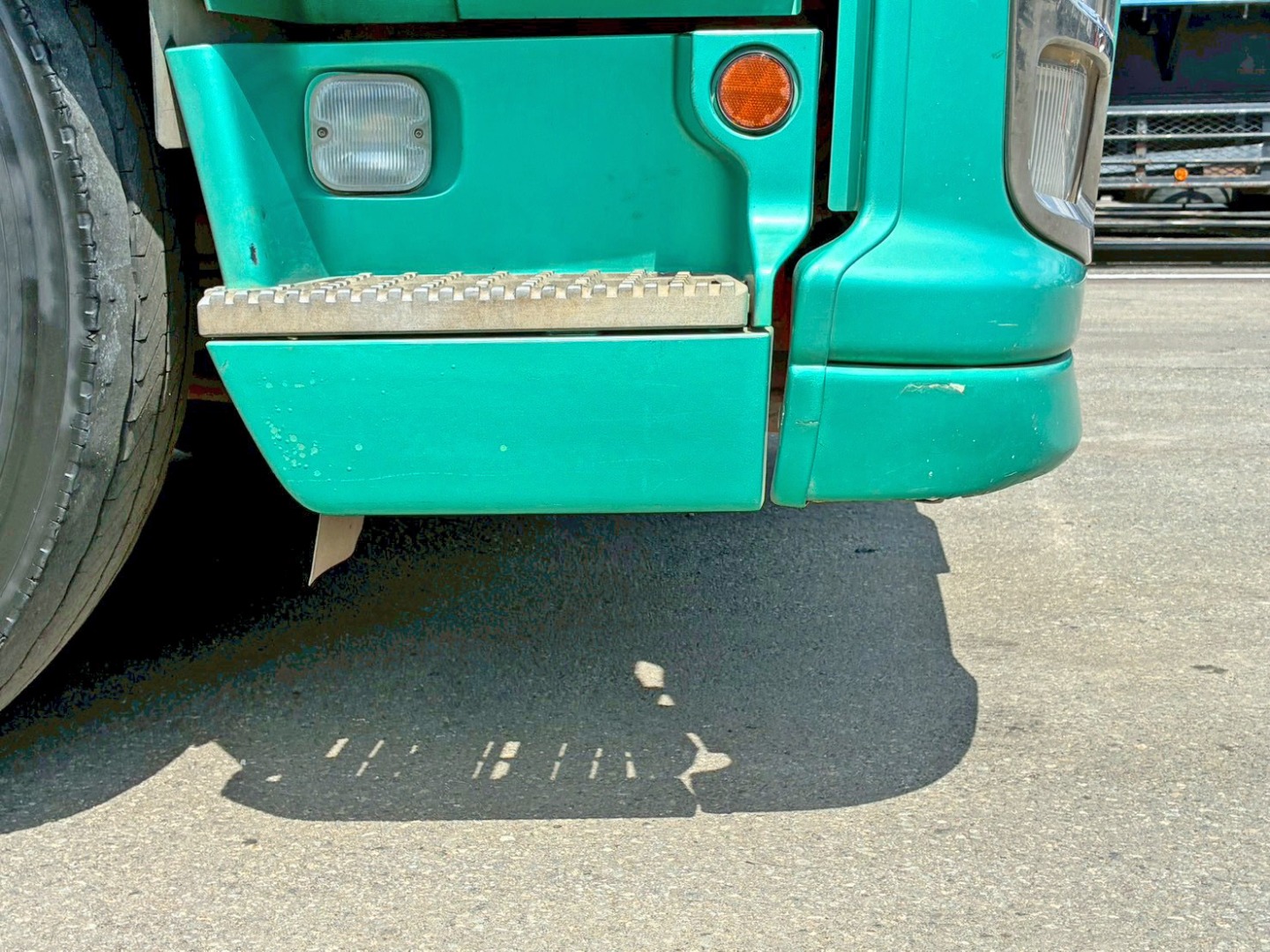 運転席側ステップカバーにキズがあります。|いすゞ ギガ 2PG-EXD52CDの写真27